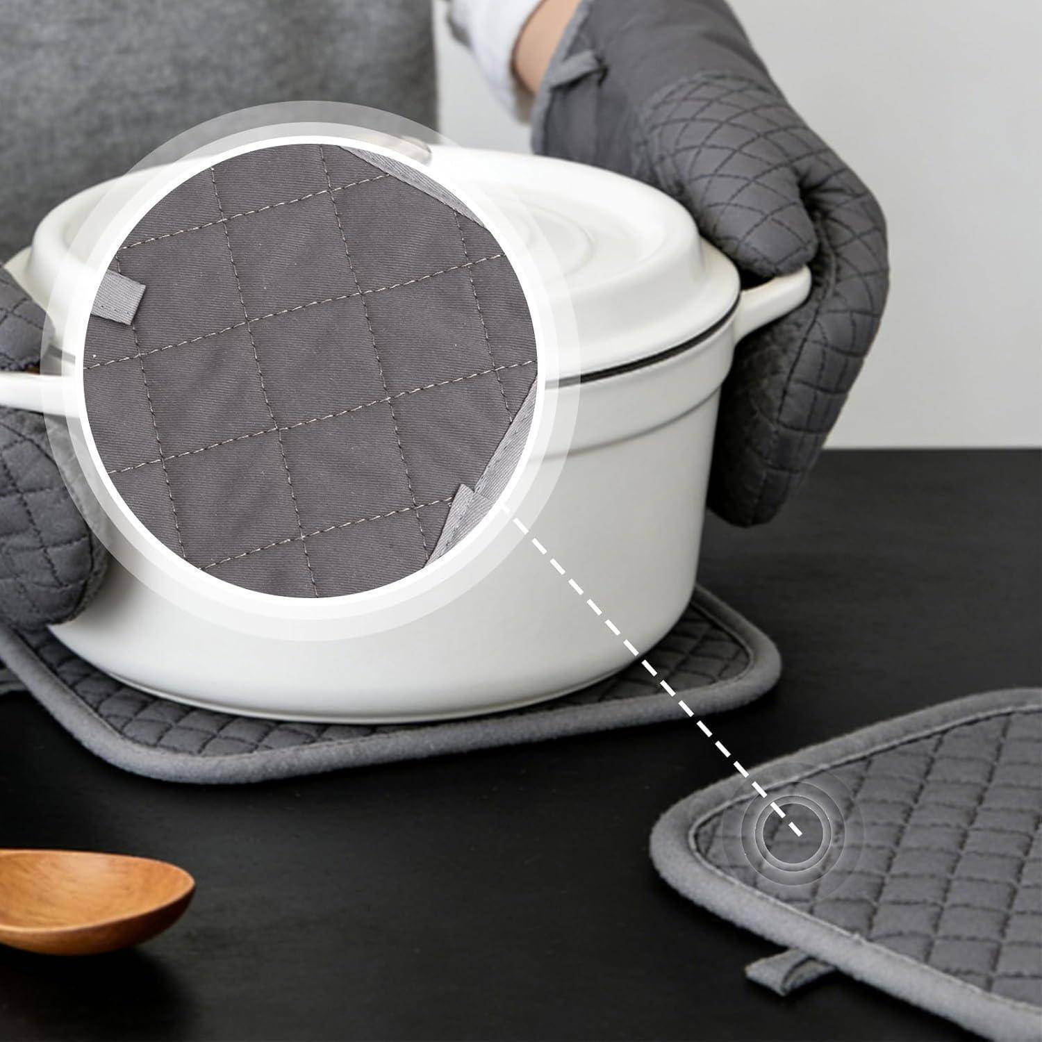 Mit Handschuhen bekleidete Hände halten einen weißen Bräter mit Deckel auf einem gesteppten grauen Topflappen, mit einer vergrößerten Einblendung, die das gesteppte hitzebeständige Gewebe hervorhebt.