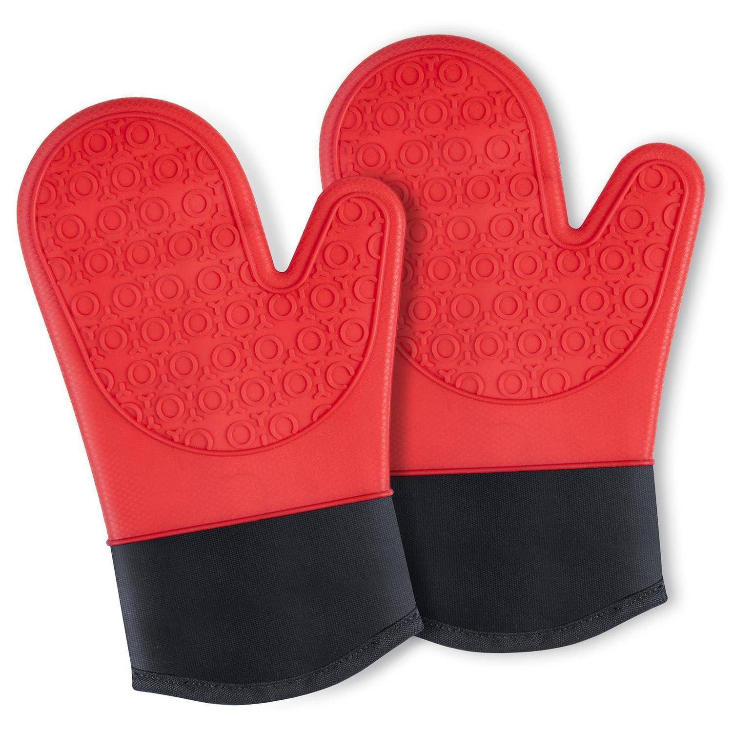 Paar rote und schwarze Ofenhandschuhe mit strukturierten Silikonhandflächen, nebeneinander auf weißem Hintergrund gezeigt.