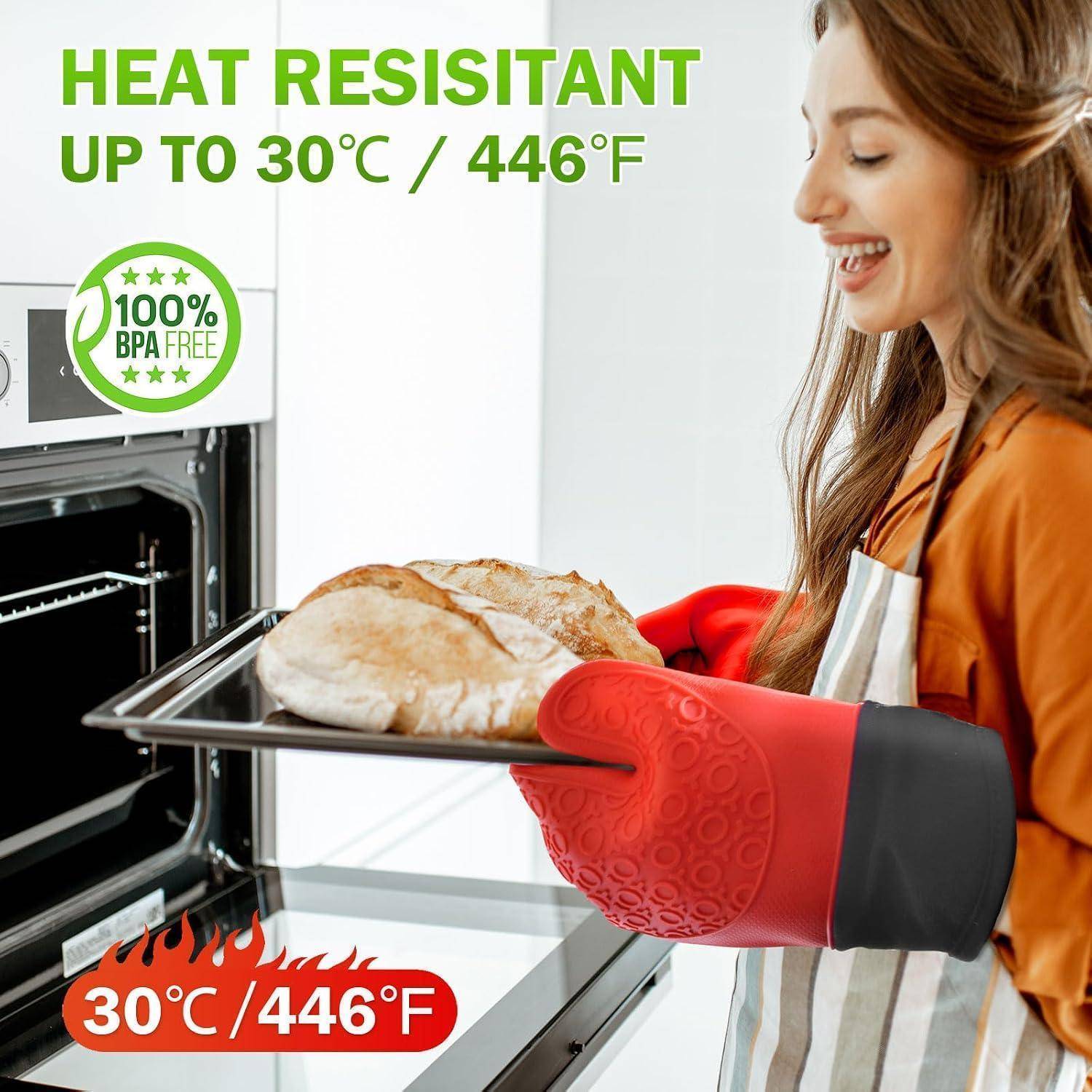 Frau mit roten Ofenhandschuhen nimmt Brot von einem Backblech; Text sagt „HITZEBESTÄNDIG BIS 30°C / 446°F