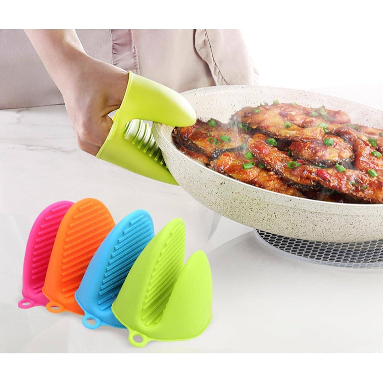 Person, der einen neongrünen Silikon-Topflappen verwendet, um eine heiße Bratpfanne mit gekochtem Essen zu greifen, wobei mehrere bunte Silikon-Halter davor angezeigt werden.