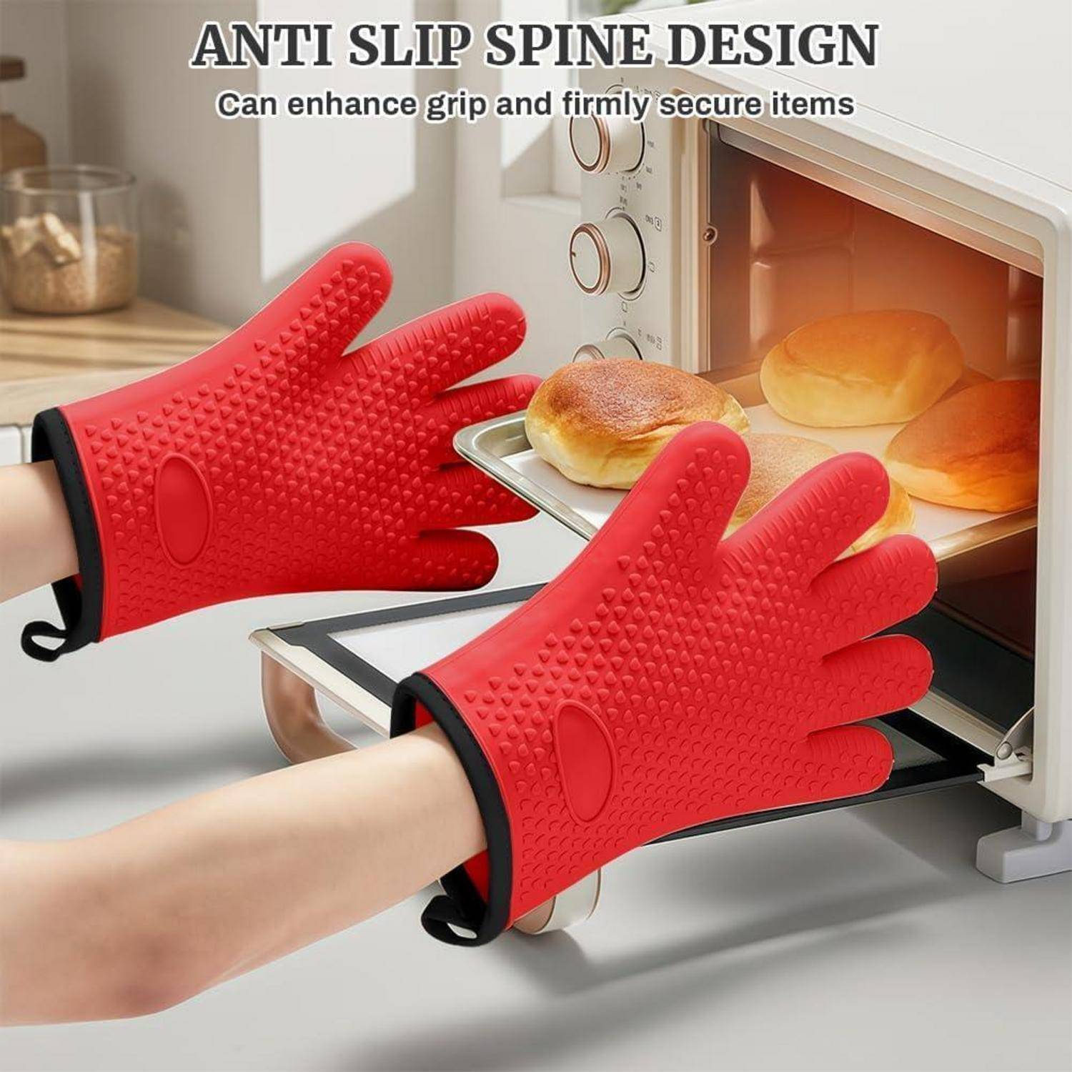 Rote Silikonofenhandschuhe mit rutschfestem Griff nehmen ein Tablett mit Brötchen aus einem Toasterofen; der Text besagt „RUTSCHFESTES RÜCKGRAT-DESIGN