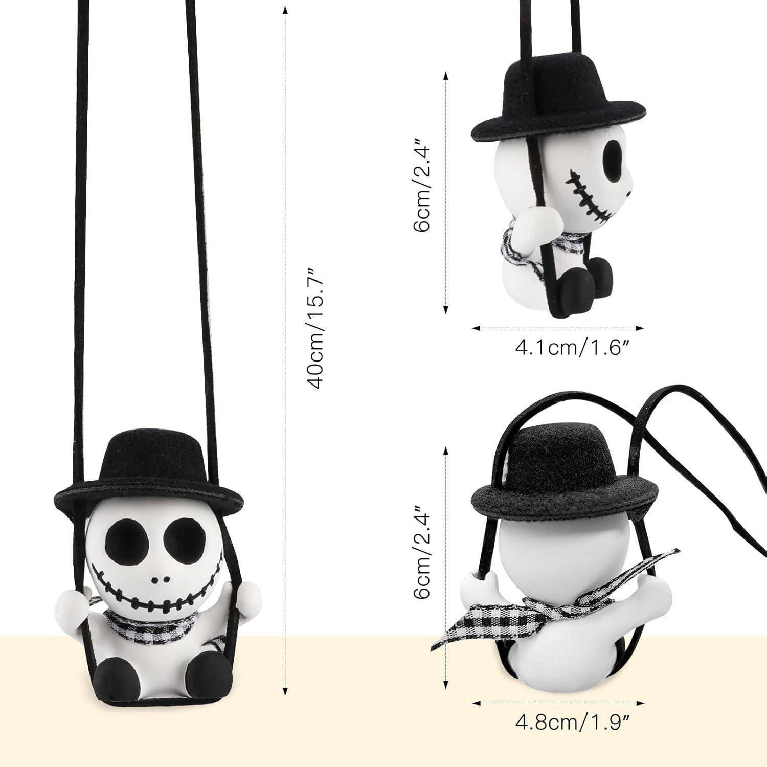 Produktbild einer kleinen hängenden Skelett-Puppe mit schwarzem Hut und Schal, gezeigt von vorne, von der Seite und von hinten mit Abmessungen: 6 cm groß, 4,1 cm breit, 4,8 cm tief, Riemenlänge 40 cm.