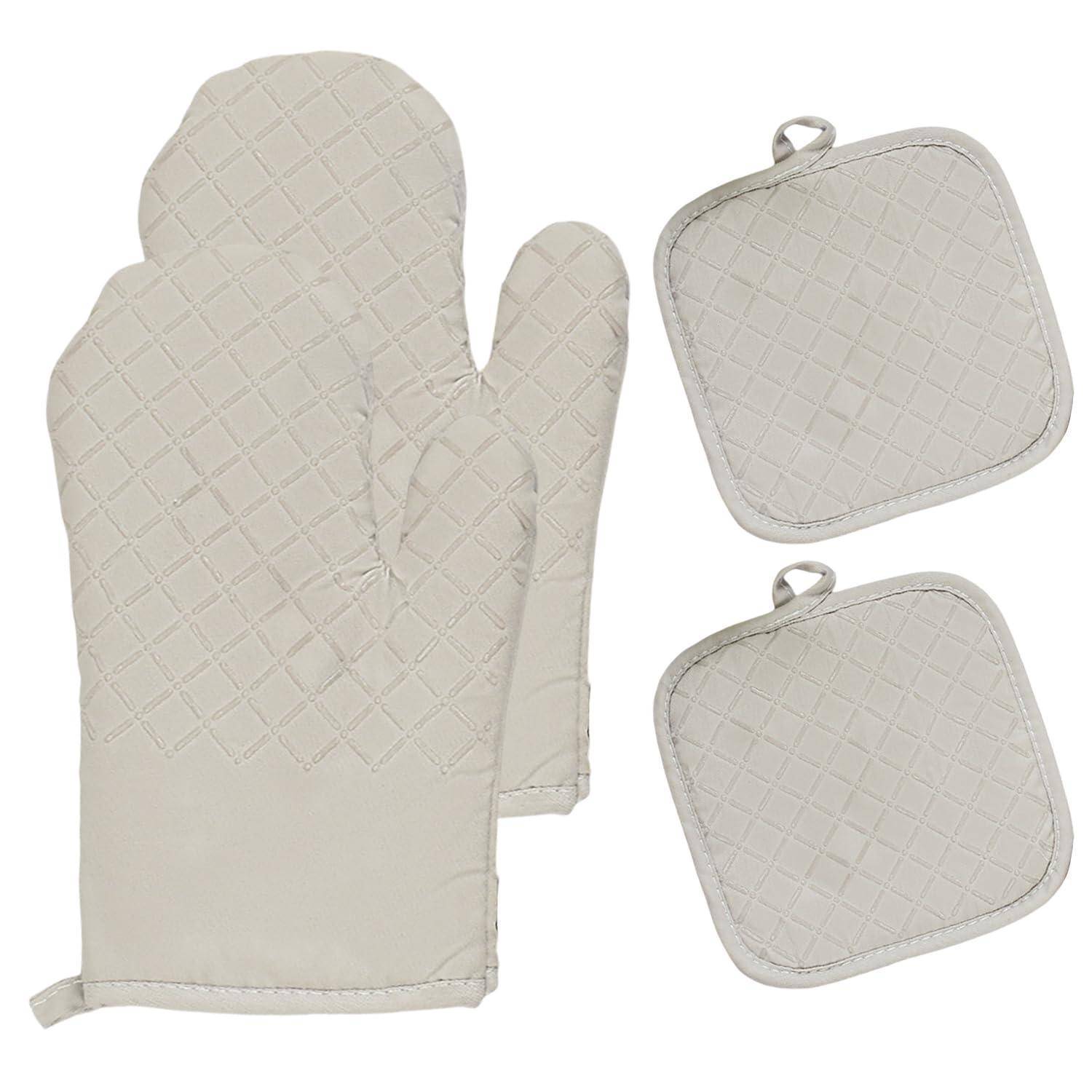 Beige gesteppter Ofenhandschuh mit zwei passenden quadratischen Topflappen auf weißem Hintergrund.