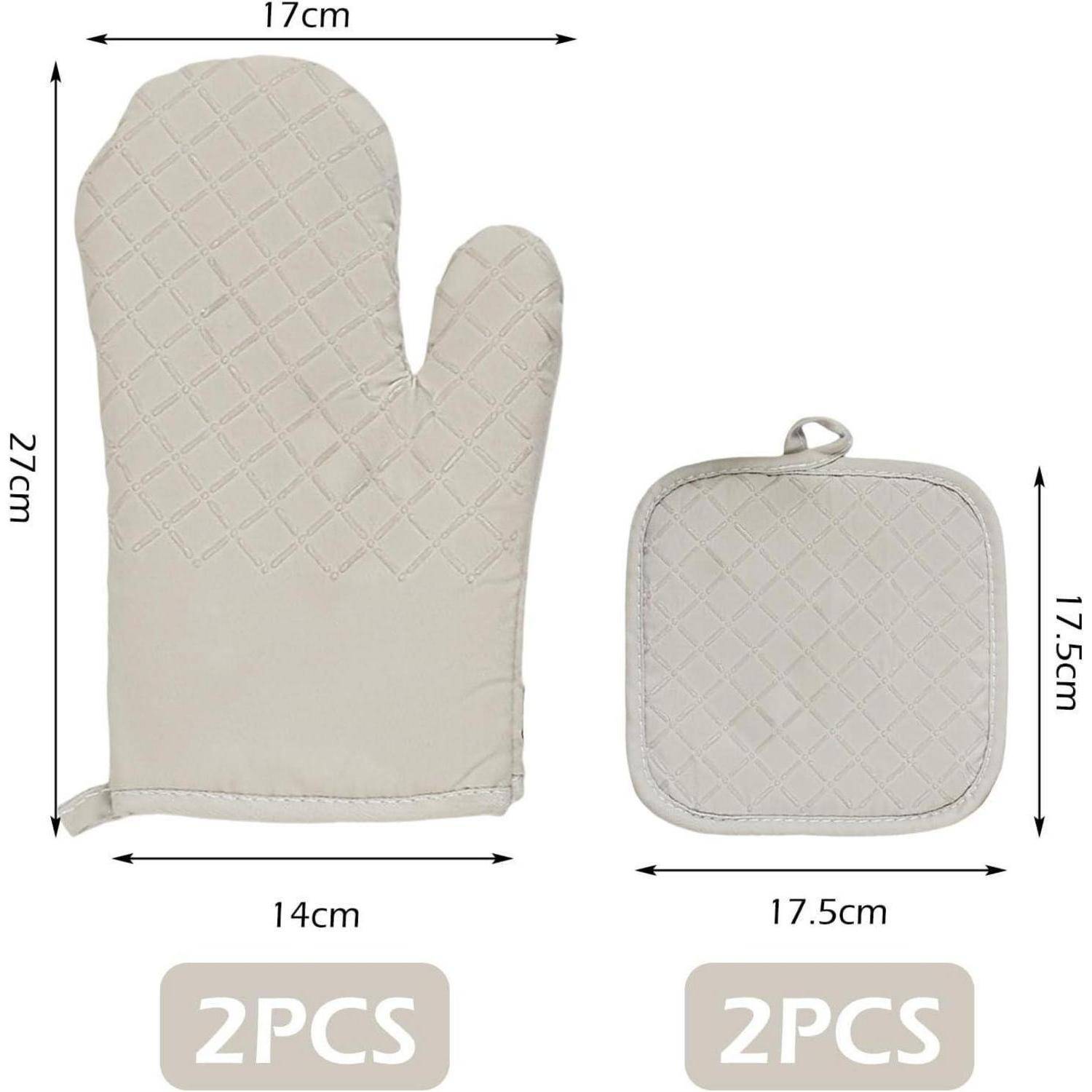 Produktabmessungen für einen gesteppten Ofenhandschuh und einen quadratischen Topfuntersetzer: Handschuh 27 cm x 17 cm, Untersetzer 17,5 cm x 17,5 cm, beide im 2er-Set erhältlich.