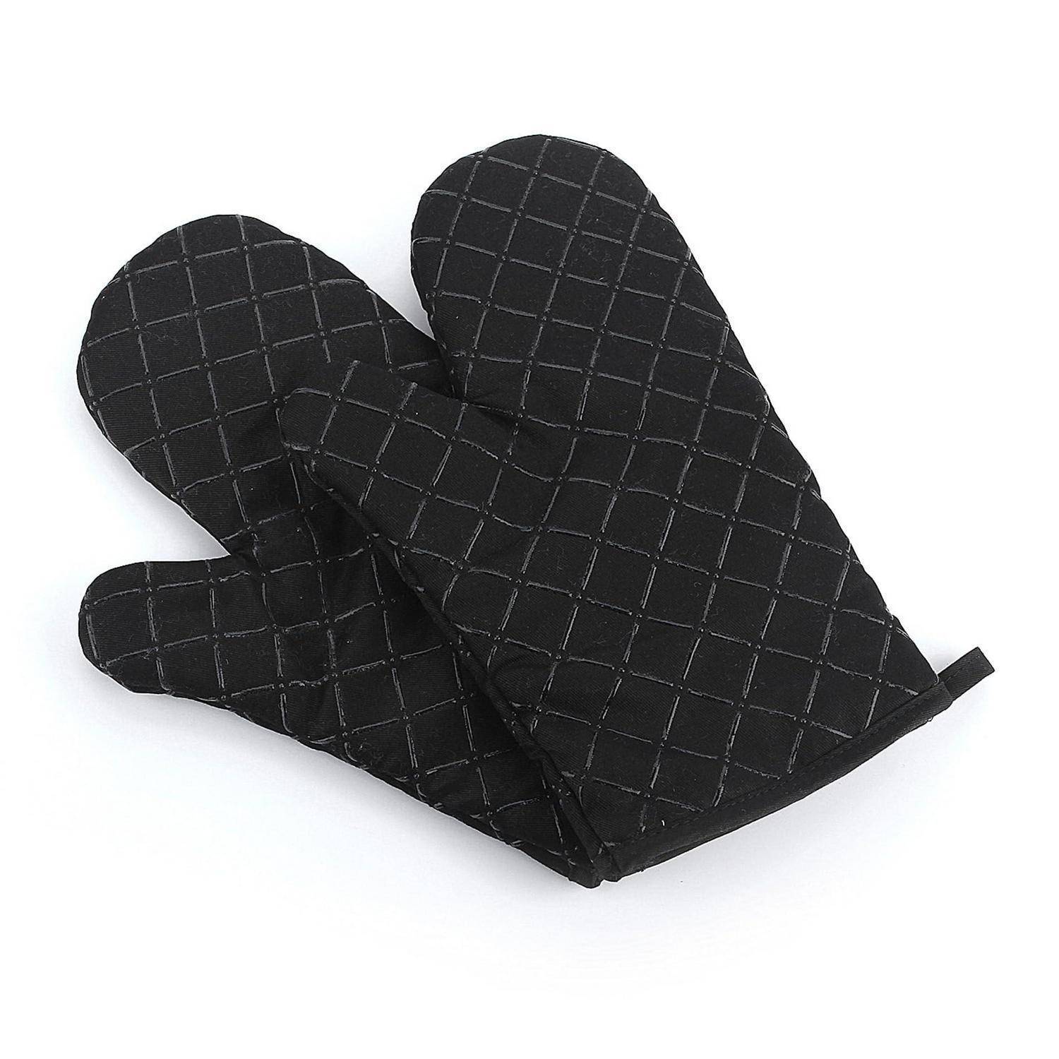 Ein Paar schwarze gesteppte Ofenhandschuhe mit einem Diamantmuster, zusammen auf weißem Hintergrund gezeigt.