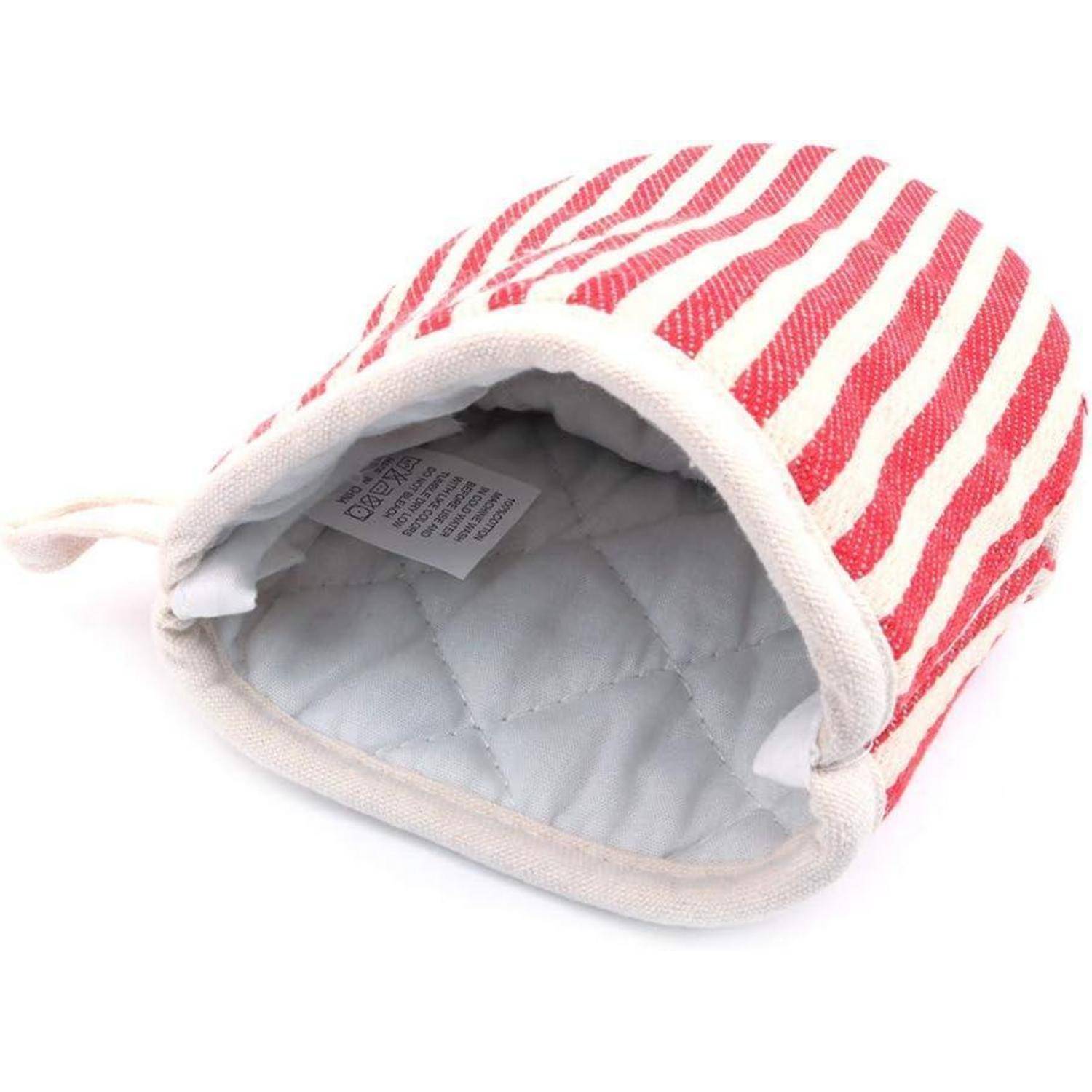 Rot-weiß gestreifter gesteppter Beutel oder kleine Tasche mit offener Oberseite und weißem Futter, auf einfarbigem Hintergrund gezeigt.