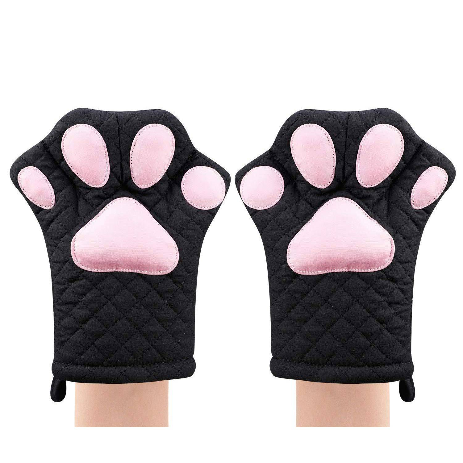 Paar schwarze gesteppte Ofenhandschuhe mit rosa Katzenpfotenballen, Frontansicht an Händen vor weißem Hintergrund.