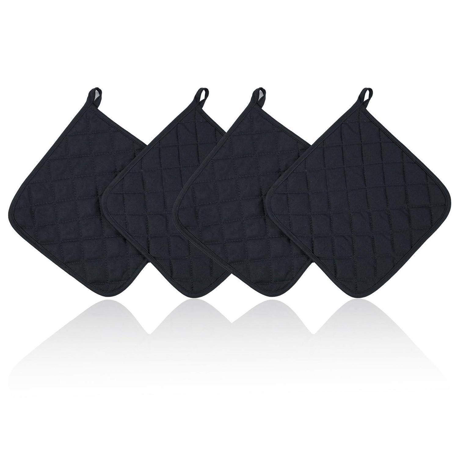Vier schwarze gesteppte quadratische Topflappen mit Aufhängeschleifen, in einer Reihe auf weißem Hintergrund angeordnet.