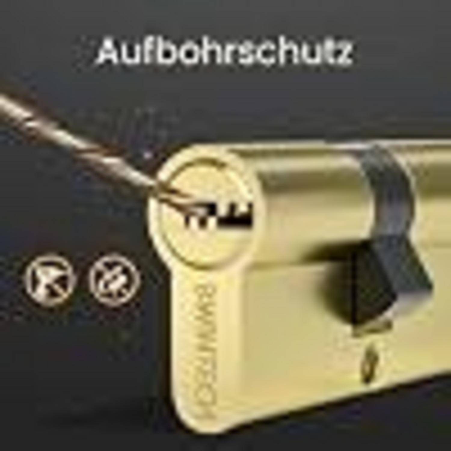 Nahaufnahme eines goldfarbenen Türschloss-Zylinders mit der Beschriftung „Aufbohrschutz
