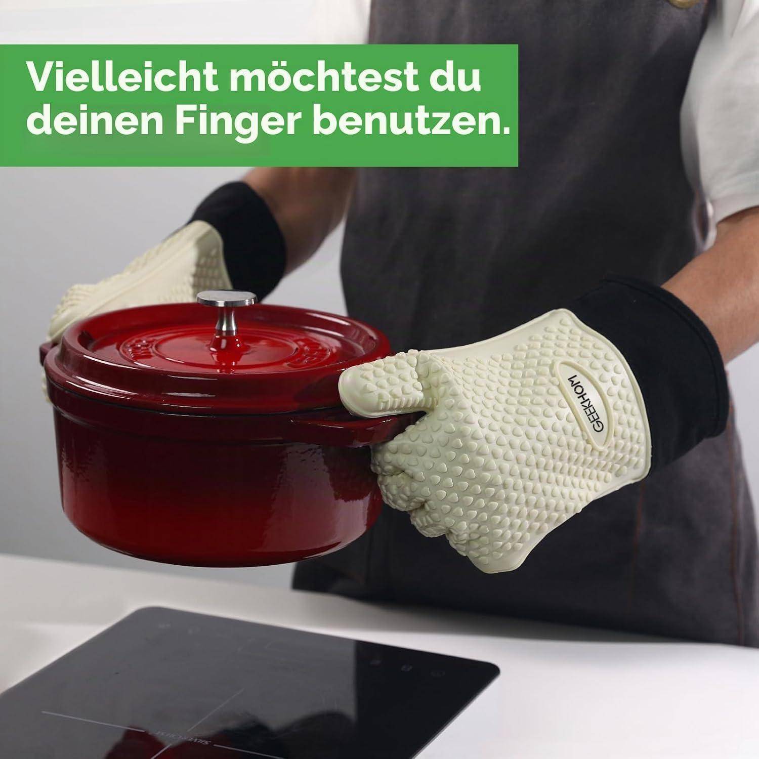 Person wearing oven mitts holds a red lidded pot above a stovetop; green banner says 'Vielleicht möchtest du deinen Finger benutzen.