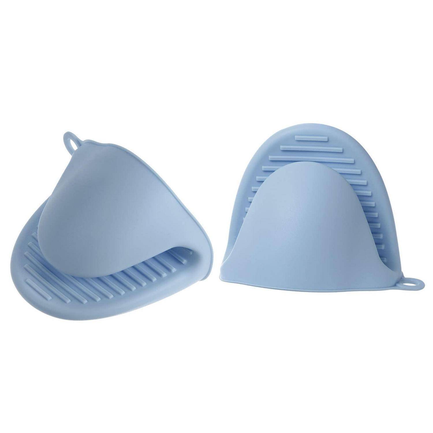Paar hellblauer Silikon-Ofenhandschuhe/Topflappen mit strukturierten, gerillten Griffoberflächen auf weißem Hintergrund.