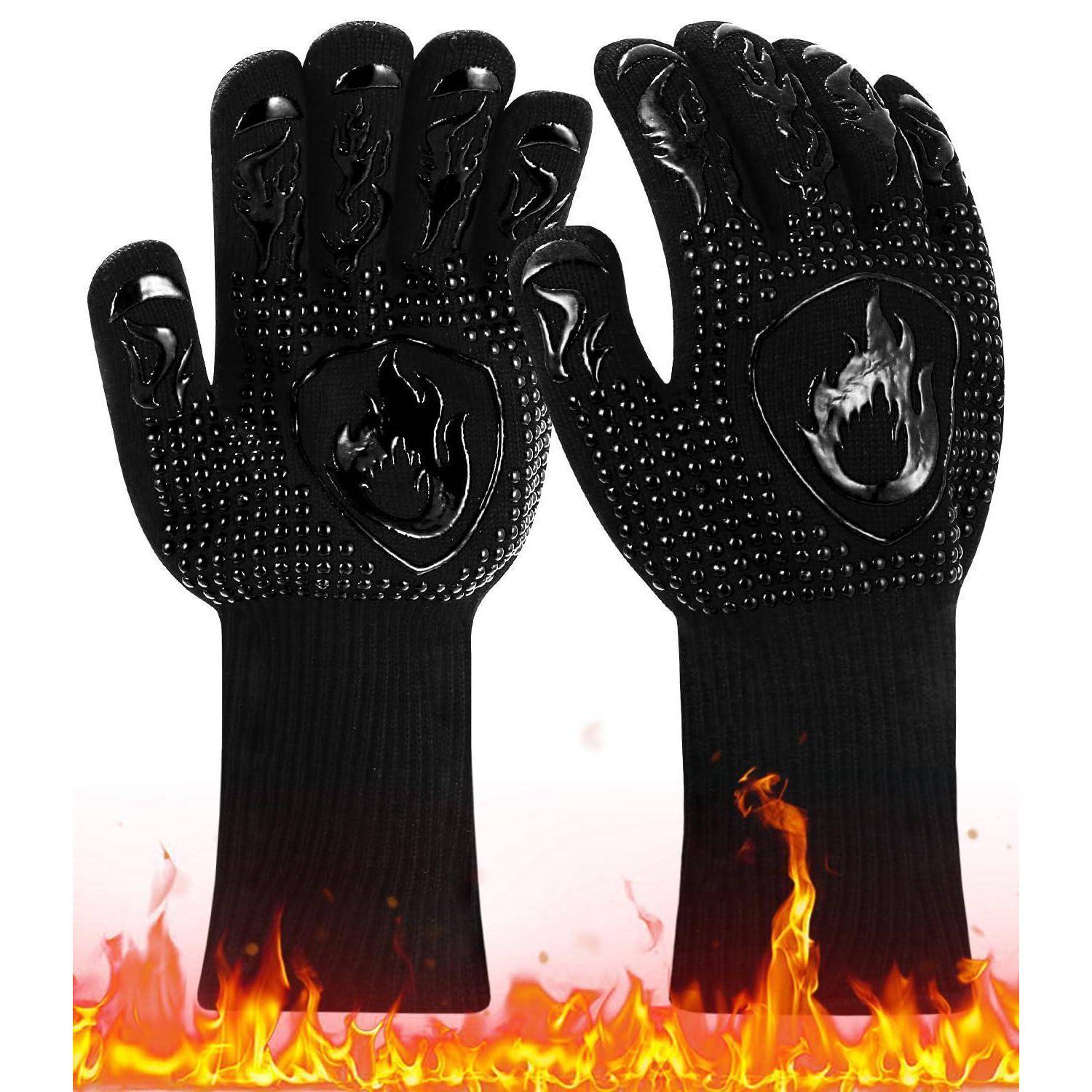 Paar schwarze hitzebeständige Handschuhe mit Flammen-Grafiken, aufrecht über Flammen auf weißem Hintergrund dargestellt.