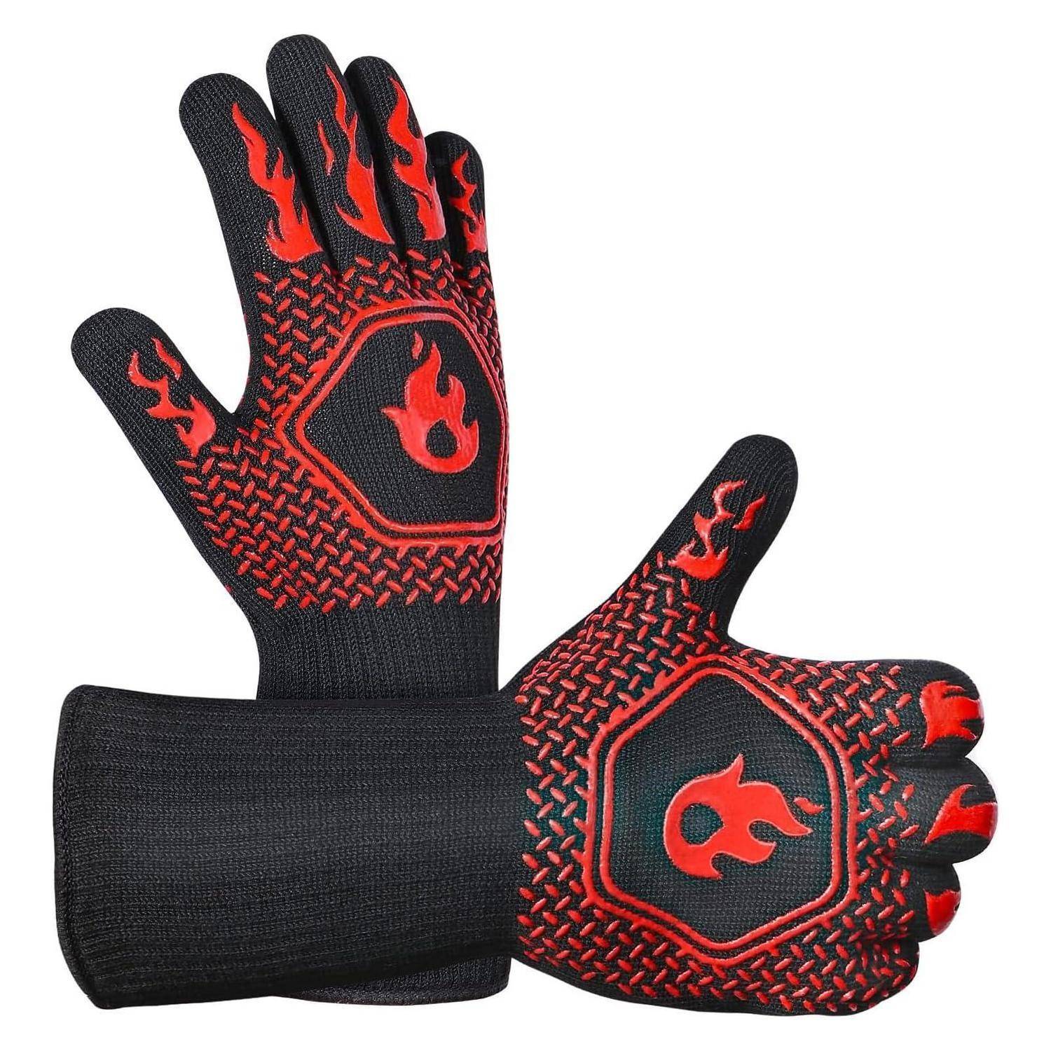 Paar schwarze hitzebeständige Handschuhe mit roten Flammengrafiken und strukturiertem Grip, von vorne und hinten auf weißem Hintergrund gezeigt.