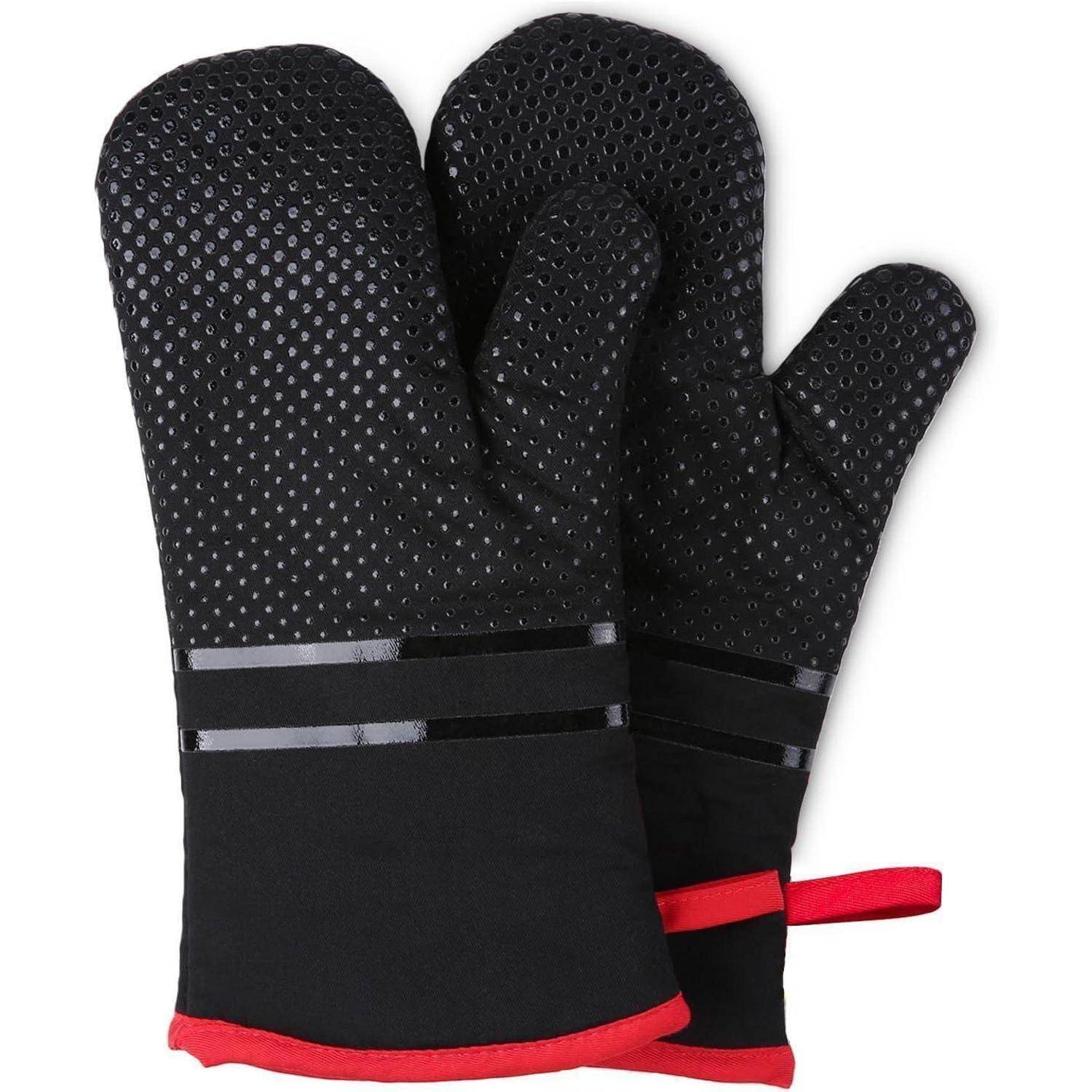 Paar schwarze Ofenhandschuhe mit rotem Besatz und Aufhängeschlaufe, gezeigt auf weißem Hintergrund.