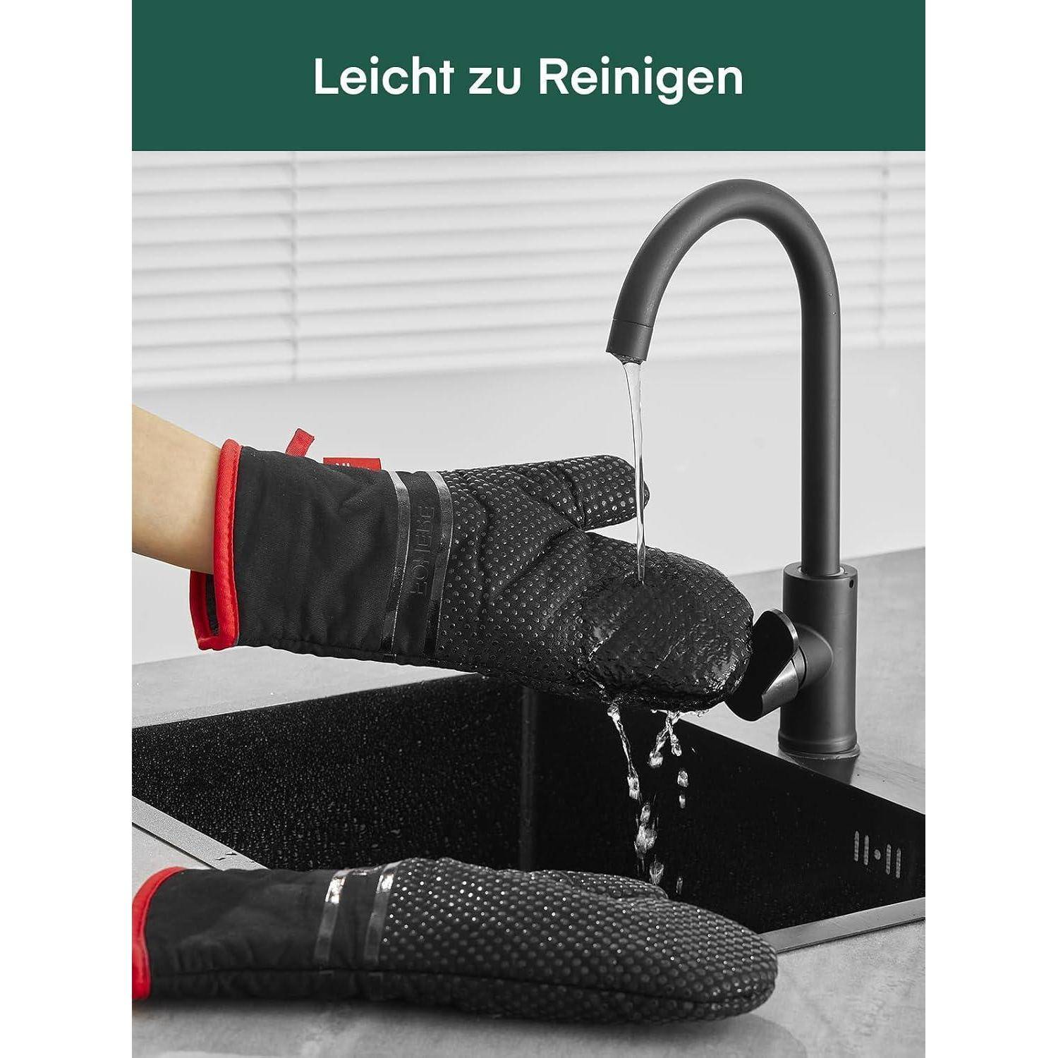 Behandschuhte Hände spülen einen schwarzen Ofenhandschuh unter einem Wasserhahn in der Küche; Text sagt 