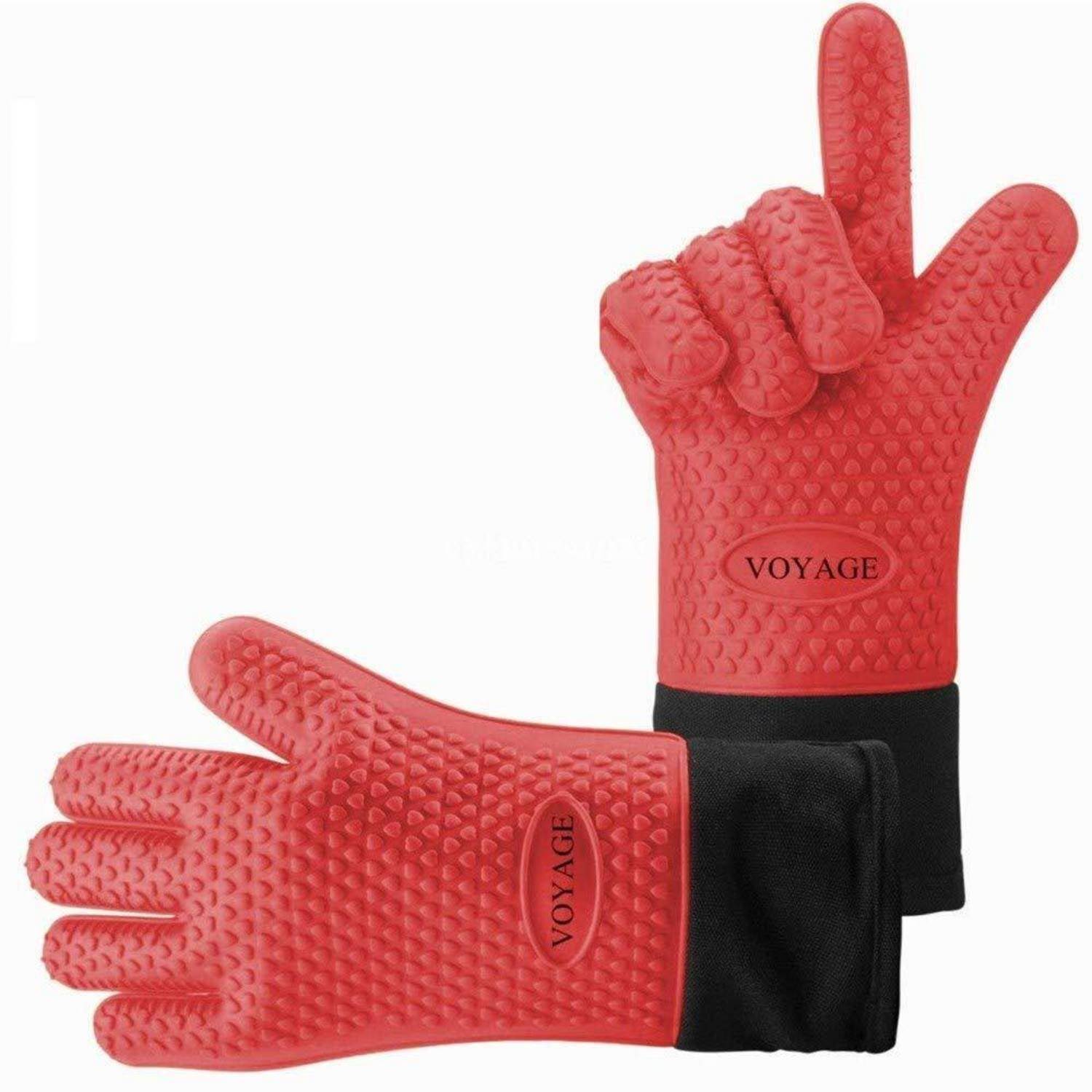 Paar rote strukturierte Ofenhandschuhe mit schwarzen Manschetten, eine Hand geformt mit erhobenen Fingern, Marke 'VOYAGE'.