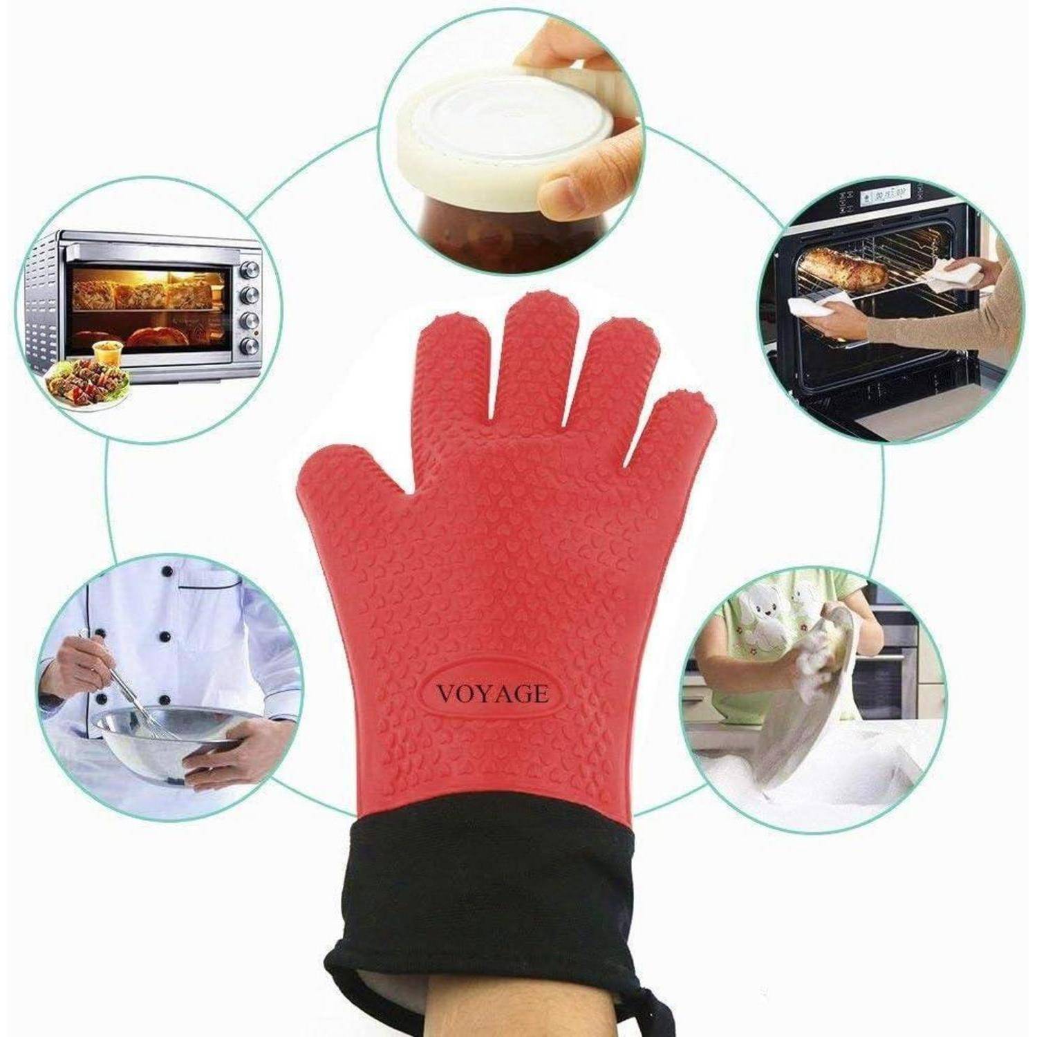 Rote fünffingrige Silikon-Ofenhandschuh mit schwarzem Bündchen, dargestellt bei der Verwendung zum Handhaben von heißen Tellern, Öfen, Schüsseln und Küchenkochgeschirr.