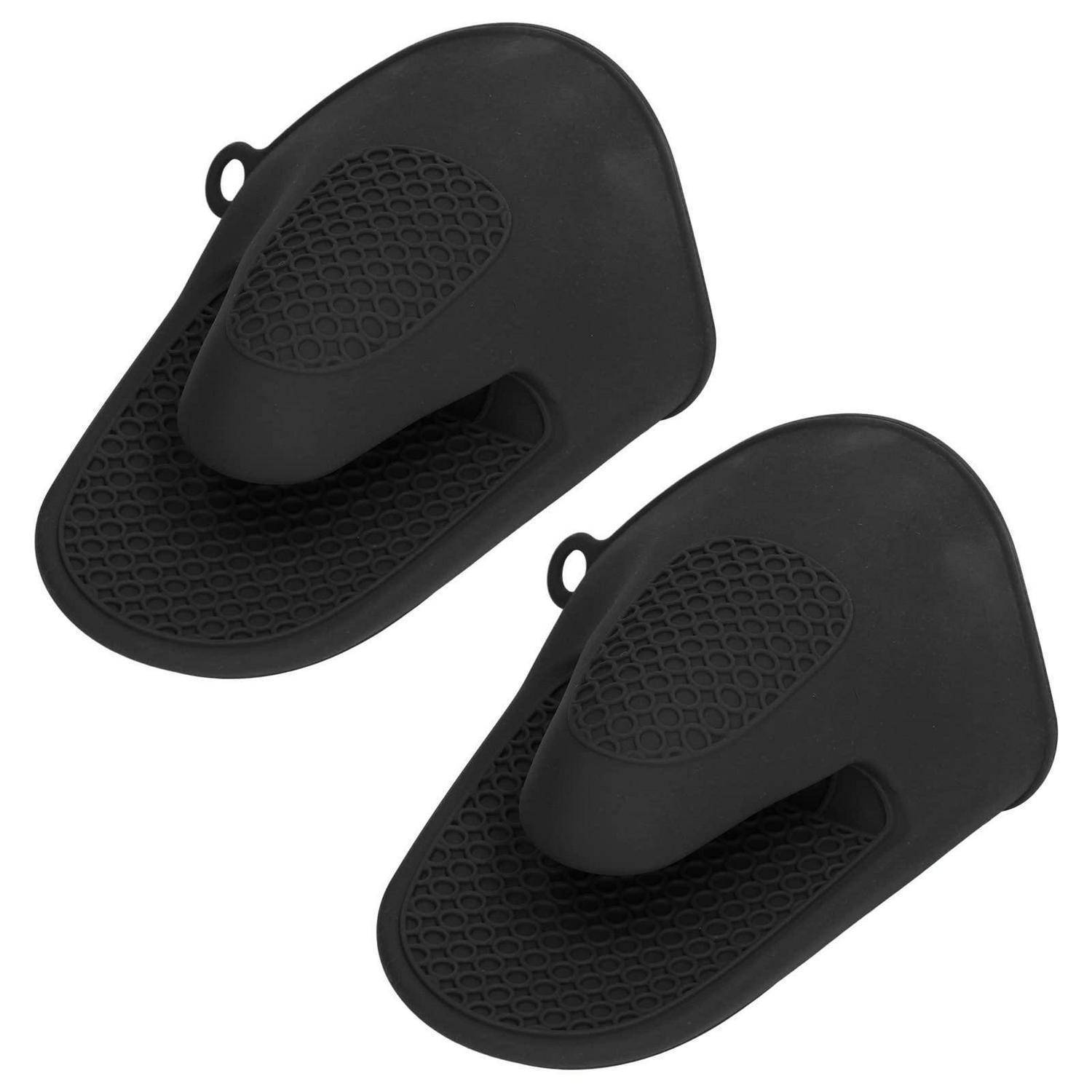 Paar schwarze Silikon-Topflappen mit strukturierten Griffflächen und Aufhängeschleifen auf weißem Hintergrund.
