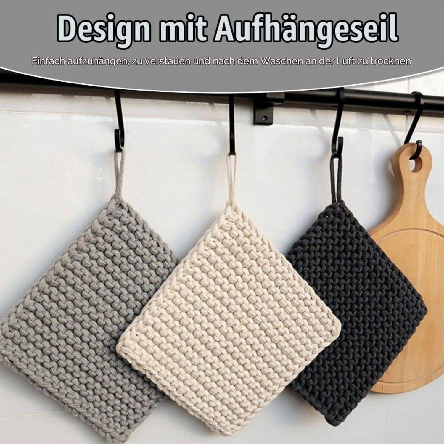 Drei gewebte quadratische Topflappen, die durch Schlaufen an einer Küchenleiste hängen, dargestellt als 