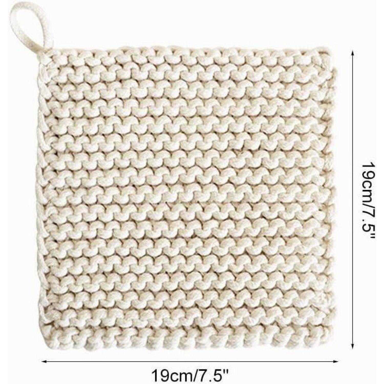 Beigefarbene geflochtene quadratische Tasche mit Schlaufengriff, gezeigt mit den Maßen 19 cm x 19 cm.