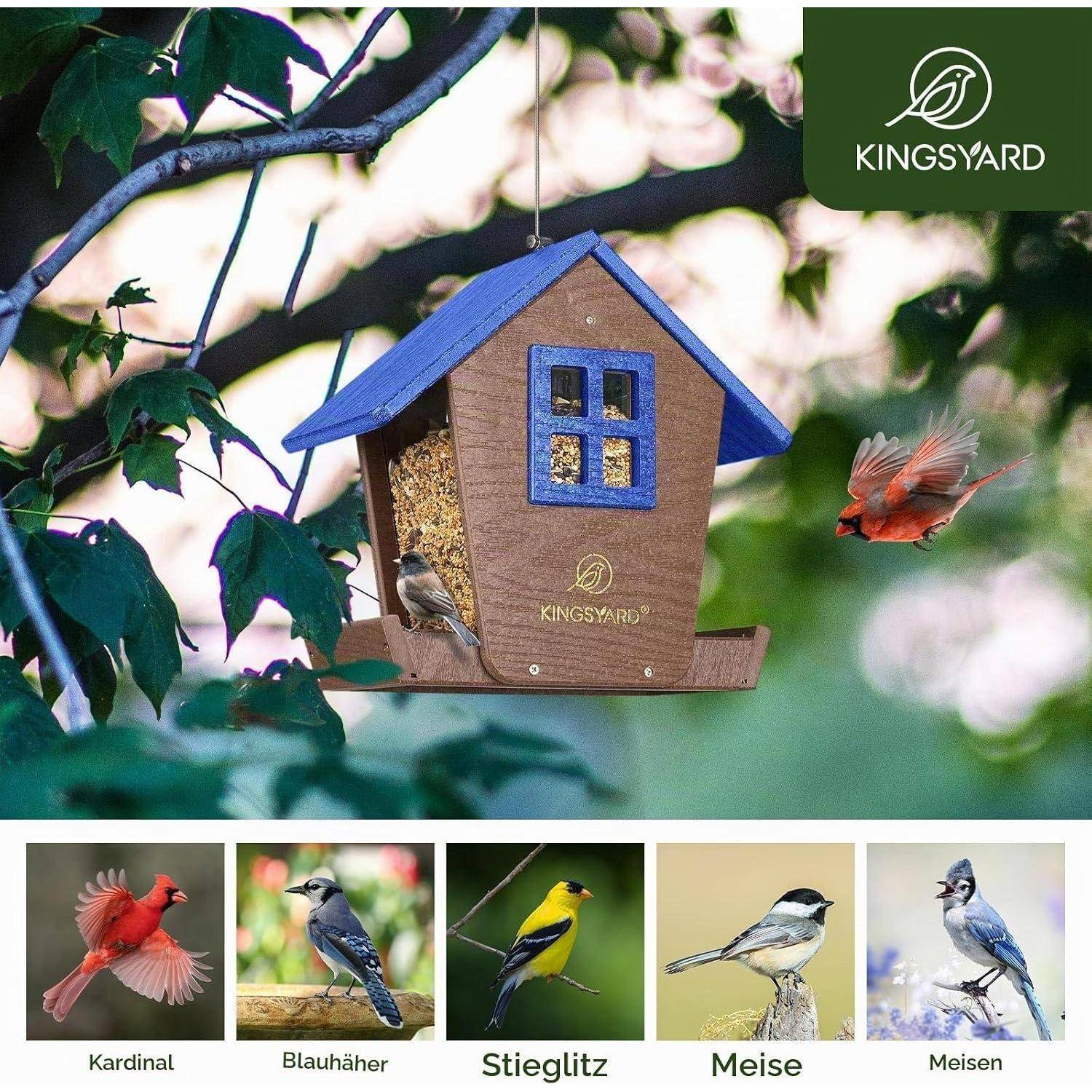 Ein hängender Vogelfutterhaus im Kingsyard-Stil, geformt wie ein kleines Haus, mit Vögeln in der Nähe und Miniaturbildern von Kardinals, Blauhähern, Goldammern und Meisen darunter.