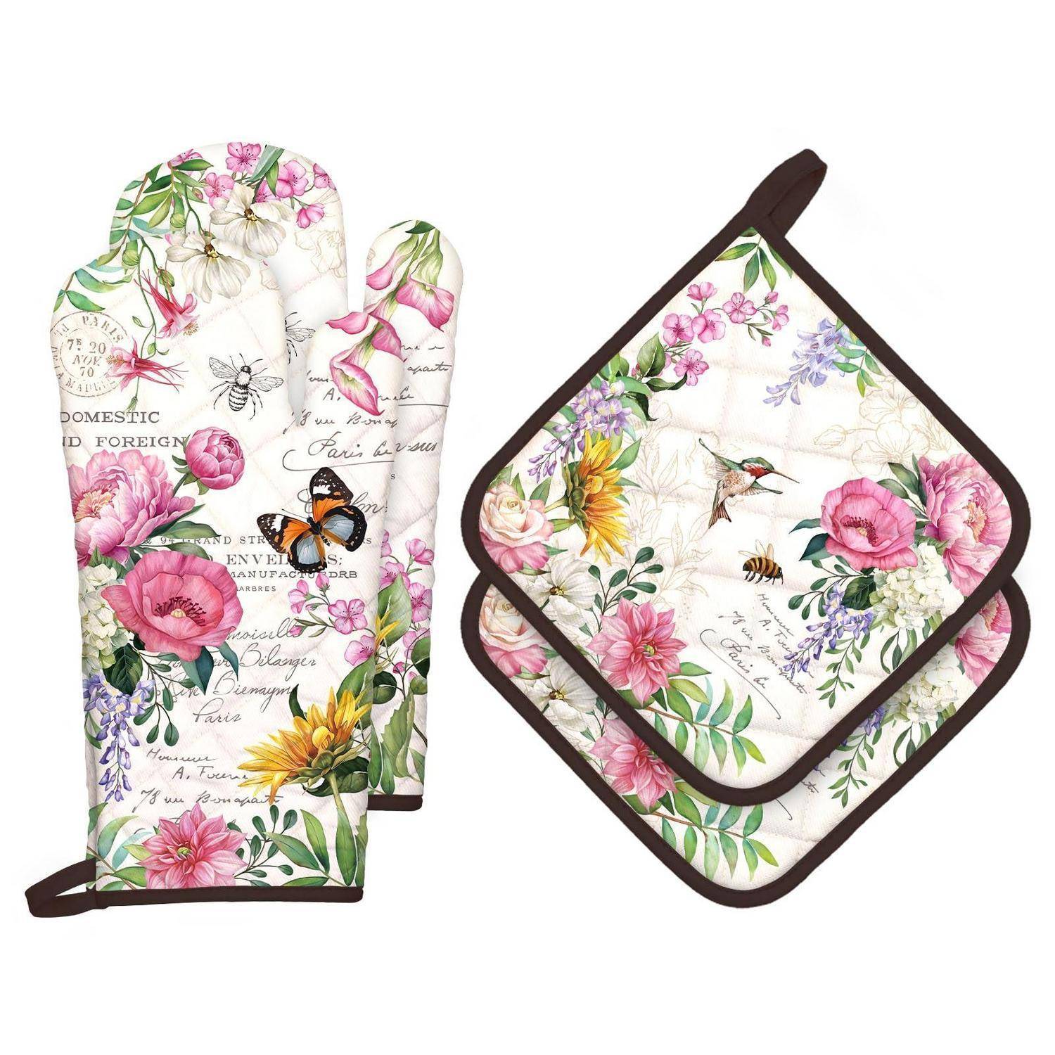 Gesteppter Ofenhandschuh mit Blumenmuster und passendes Topflappen-Set mit rosa, gelben und violetten Blüten auf weißem Hintergrund.