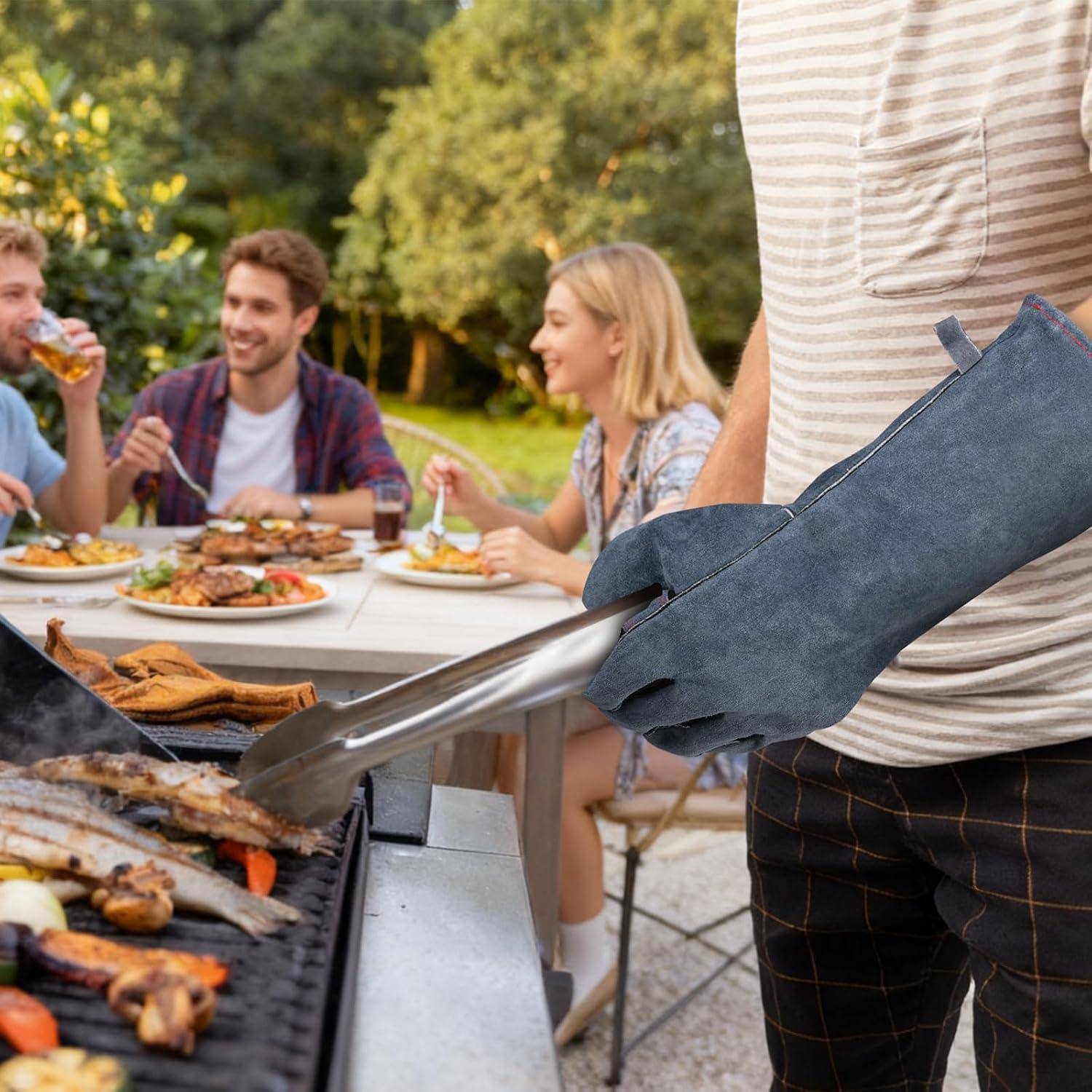 Person grilliert Spieße im Freien, während Freunde im Hintergrund an einem Terrassentisch essen und trinken.