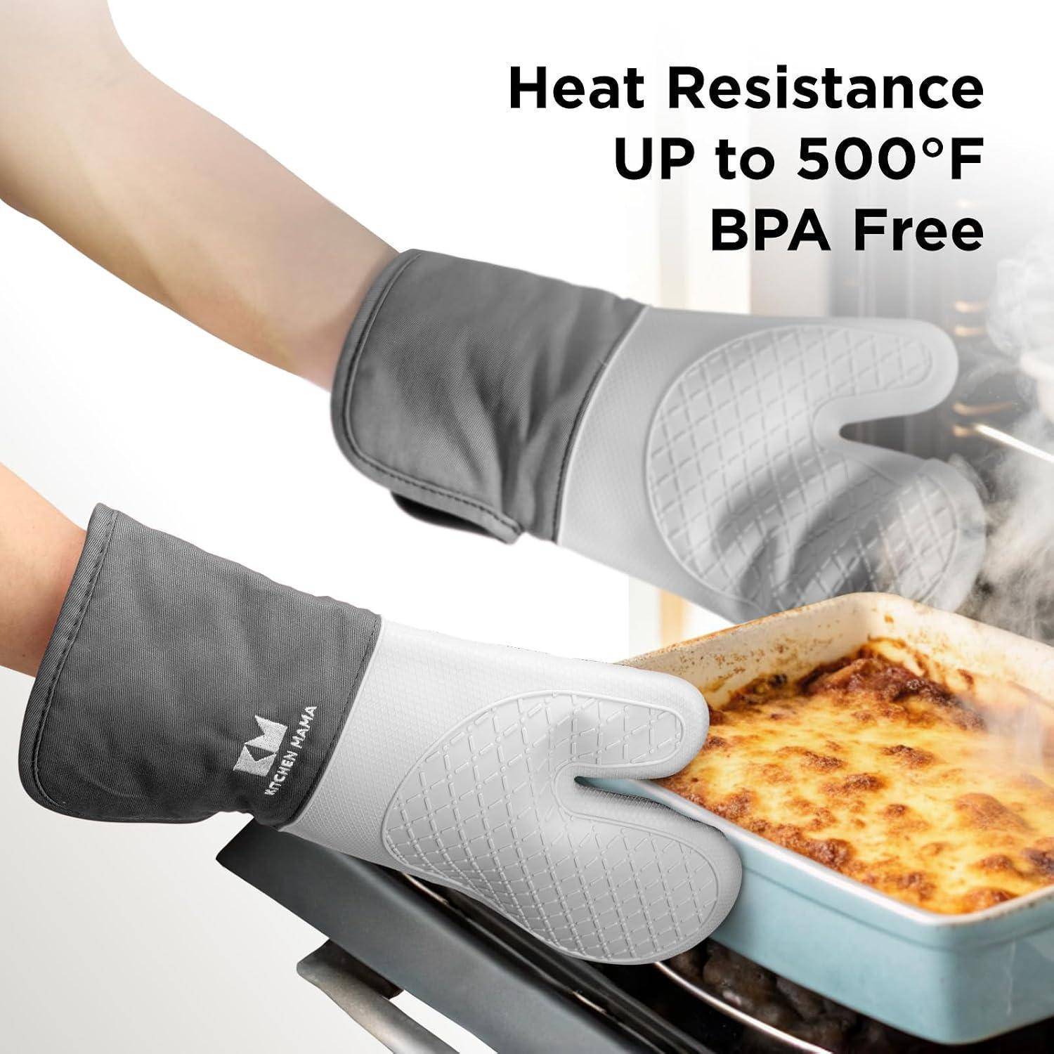 Zwei Ofenhandschuhe halten eine heiße Auflaufform, mit Text, der lautet „Wärmebeständigkeit bis zu 500 °F BPA-frei