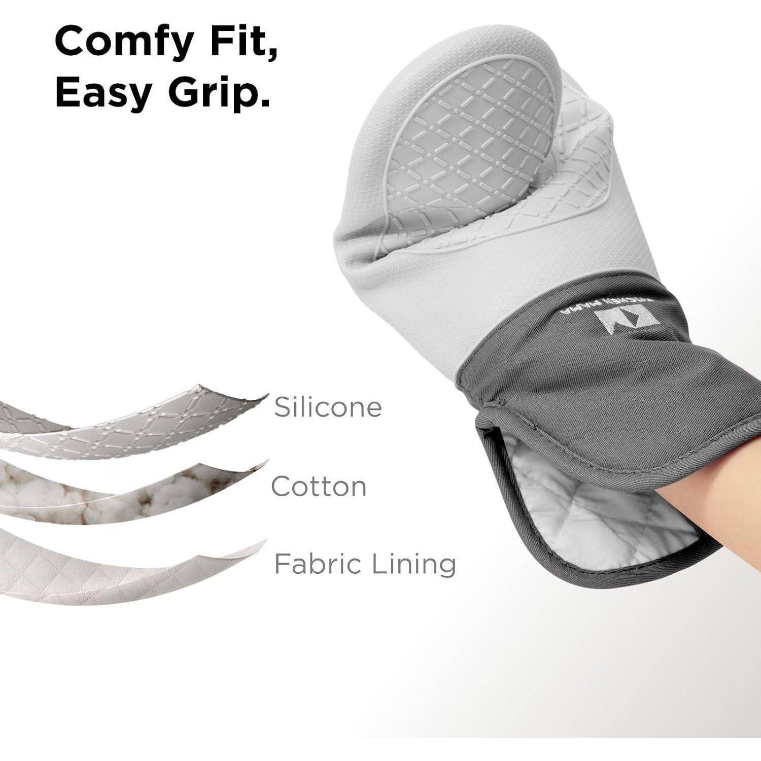 Nahaufnahme eines gepolsterten Ofenhandschuhs mit dem Text „Comfy Fit, Easy Grip.