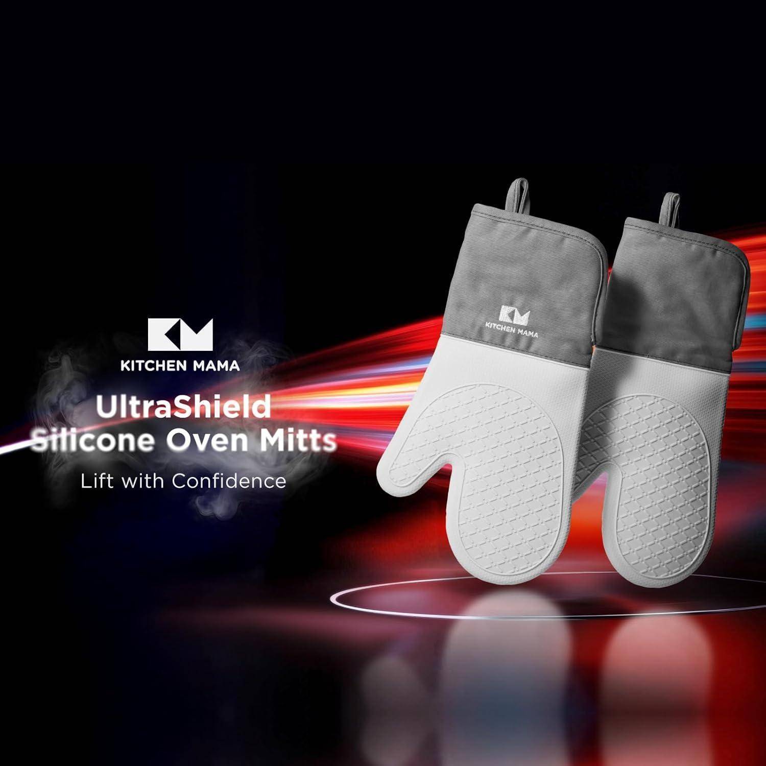 Kitchen Mama UltraShield Silikon-Ofenhandschuhe in Grau und Weiß mit dem Text „Mit Sicherheit greifen