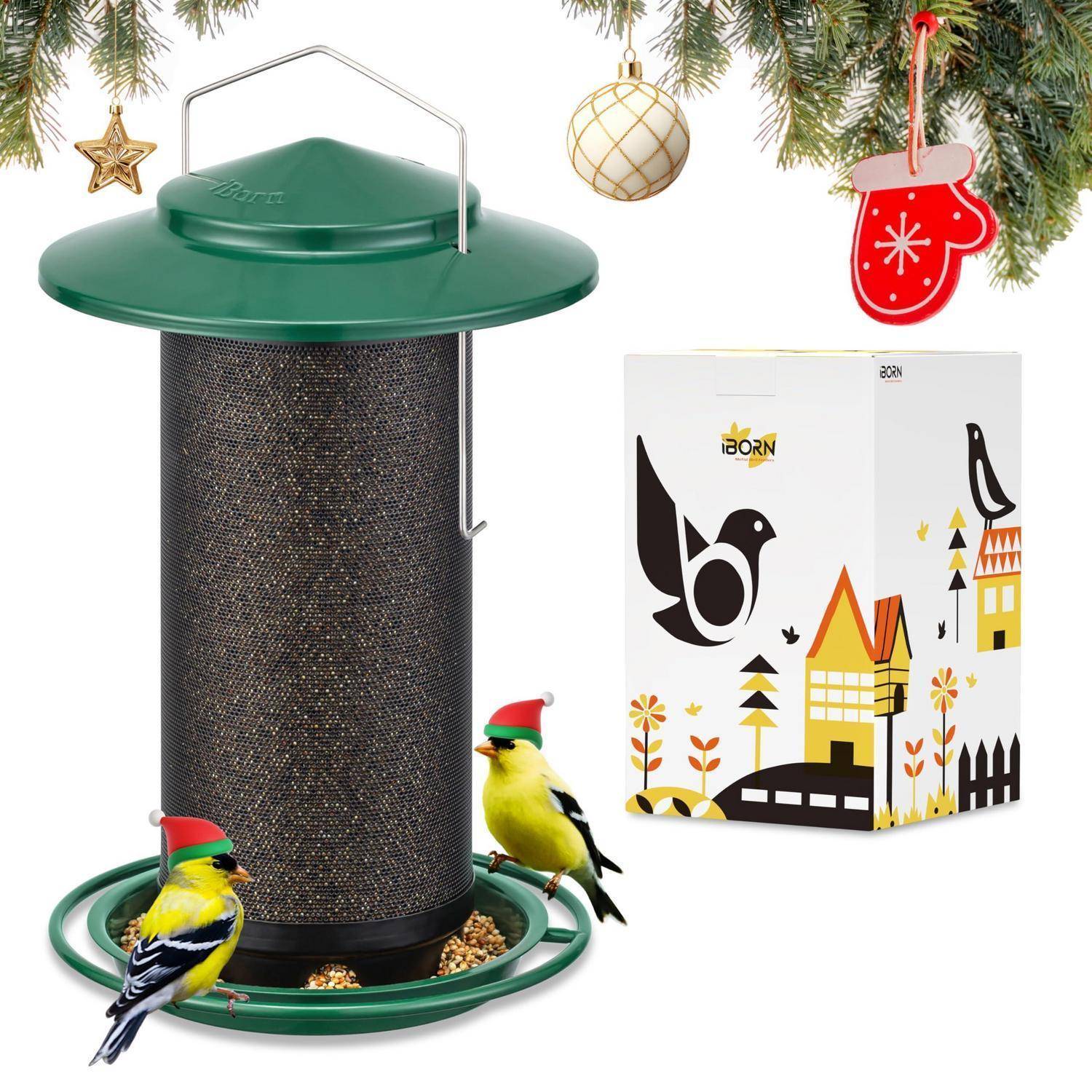 Weihnachtsthematischer Vogelfutterhaus mit zwei Zeisigen, hängenden Verzierungen und Produktverpackung daneben.