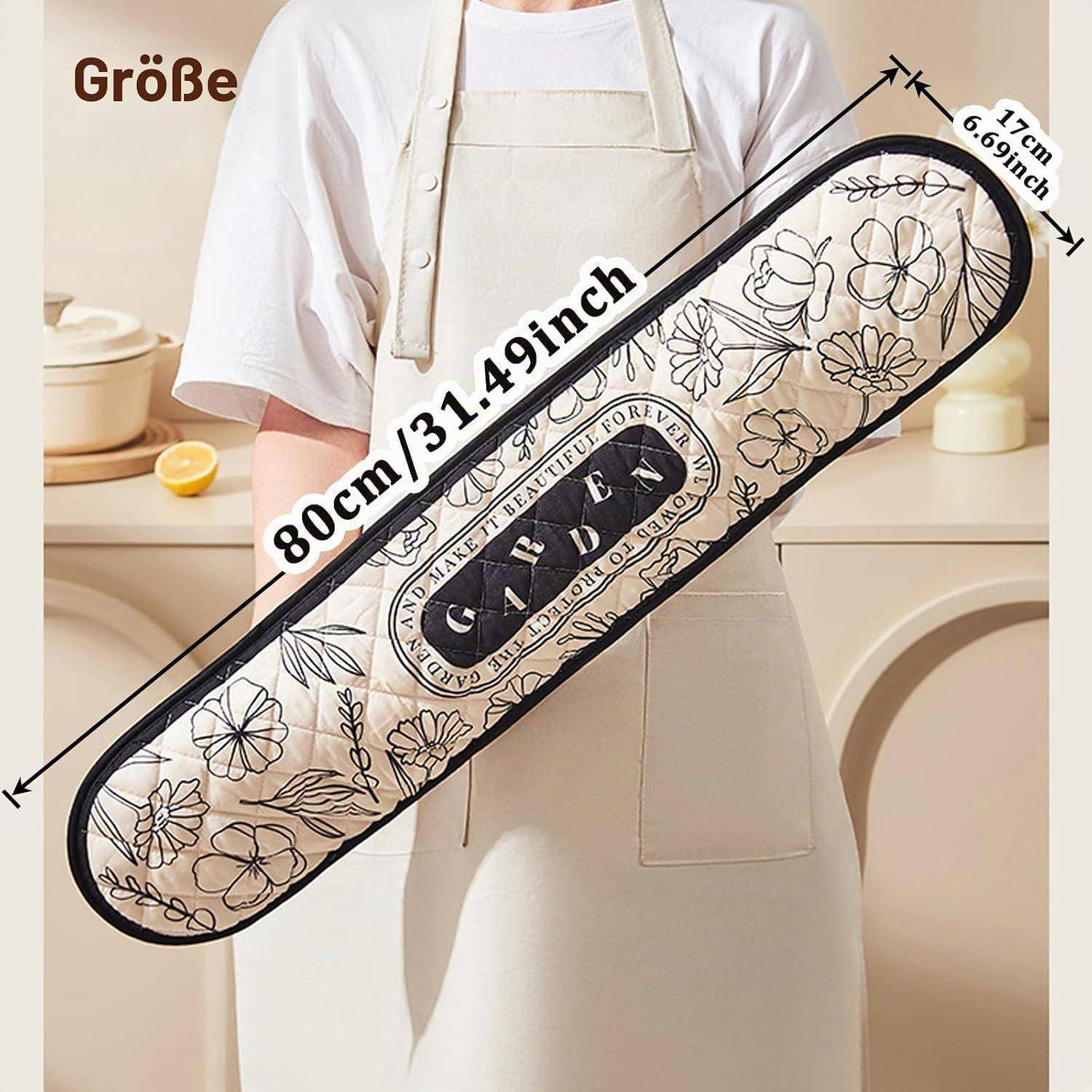 Eine Person hält eine blumenmusterierte lange Aufbewahrungstasche mit Reißverschluss, gekennzeichnet mit 80 cm/31,49 Zoll lang und 17 cm/6,69 Zoll breit.