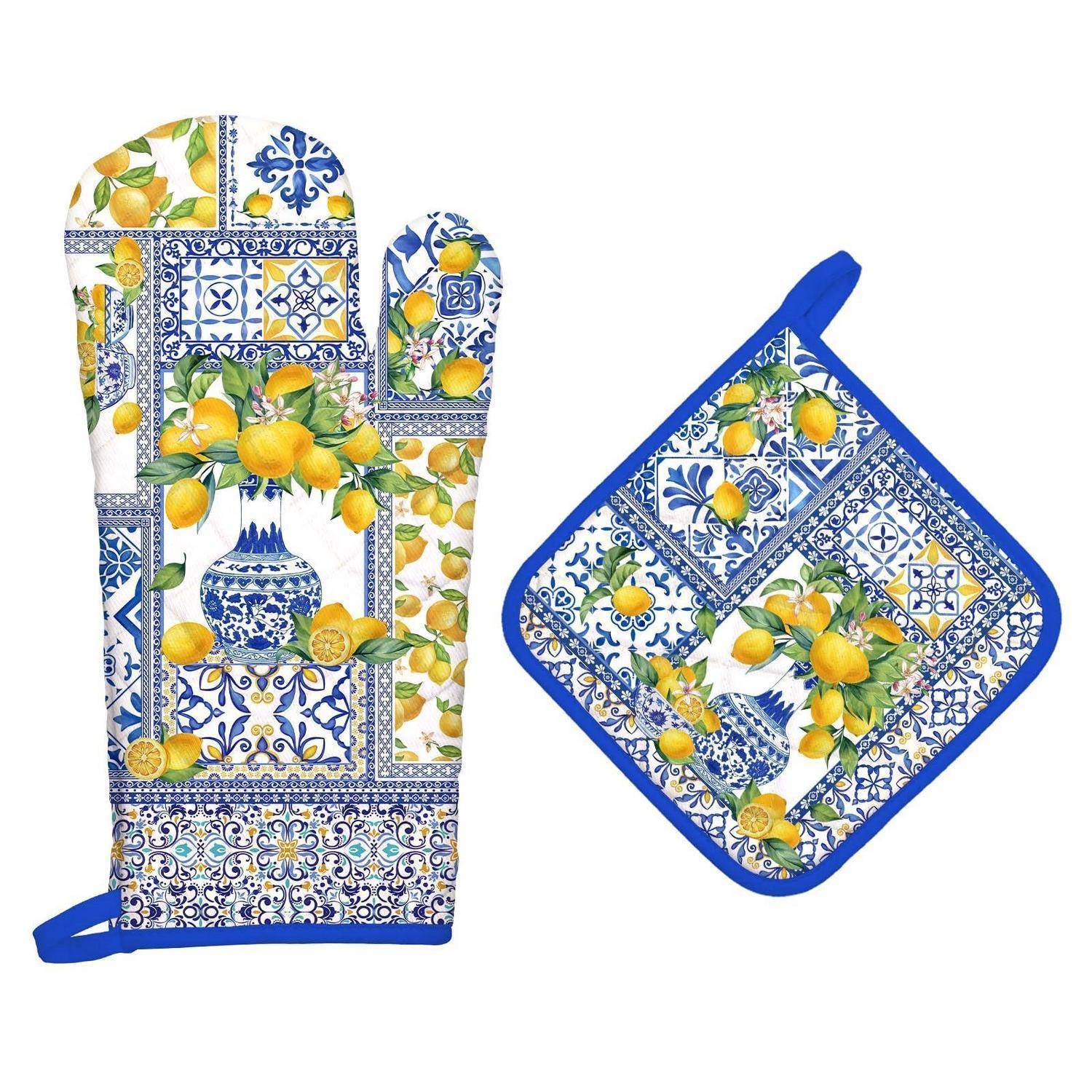 Gemusterter Ofenhandschuh und passender quadratischer Topflappen mit blau-weißem Fliesendesign und gelben Zitronen auf weißem Hintergrund