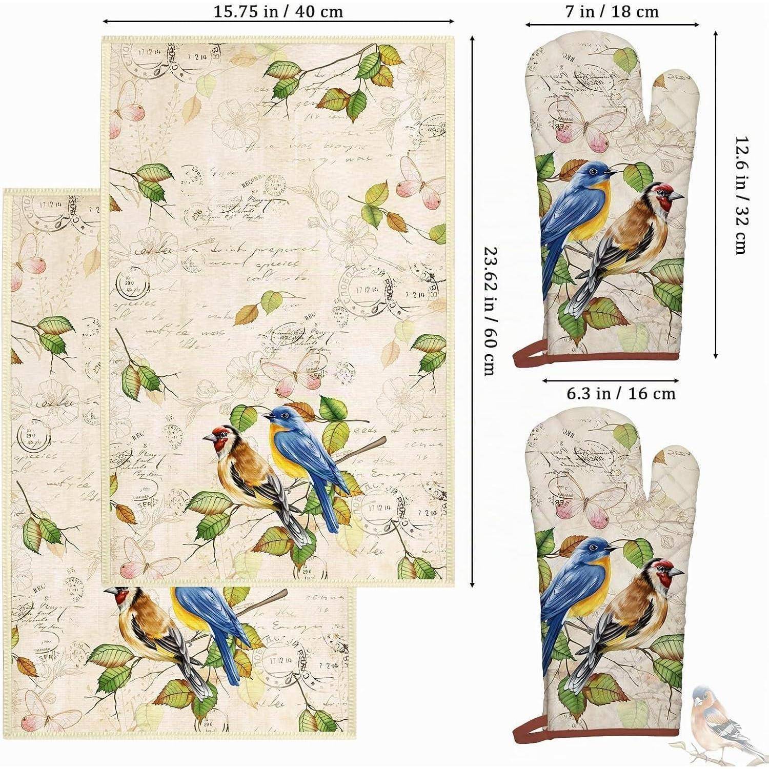 Set von vogelthematischen Küchentextilien: zwei Tischdecken und zwei Ofenhandschuhe mit einem Vintage-Schrift- und Blatmuster, mit Größenangaben.