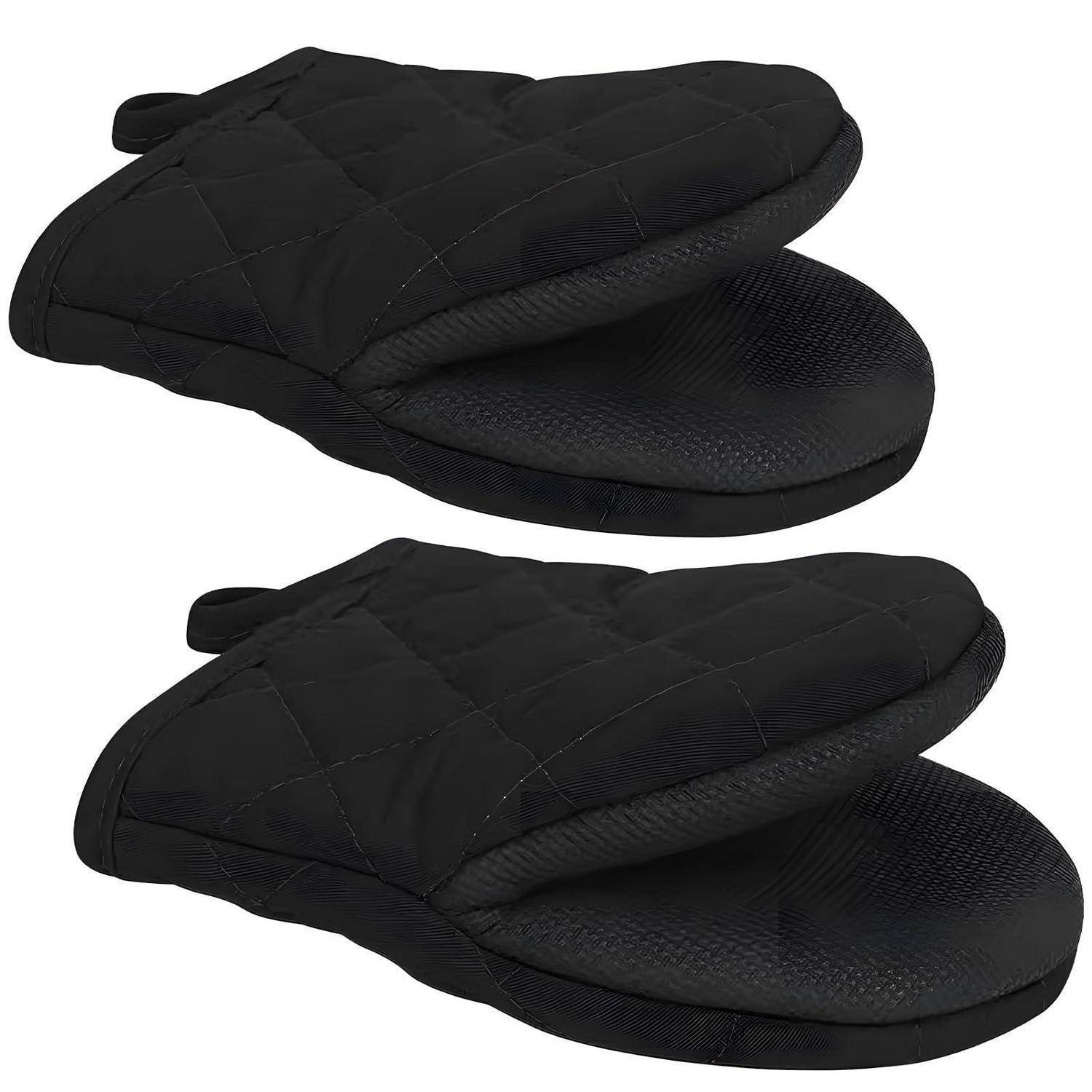 Paar schwarze gesteppte Ofenhandschuhe mit rutschfesten Griffflächen auf weißem Hintergrund.