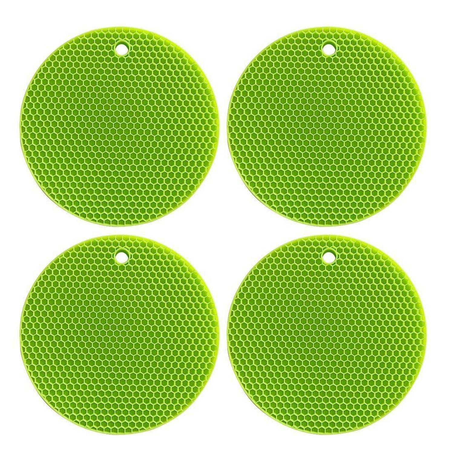 Vier runde grüne Pads mit Wabentextur und kleinen Aufhängelöchern, die in einem 2x2-Raster auf weißem Hintergrund angeordnet sind.