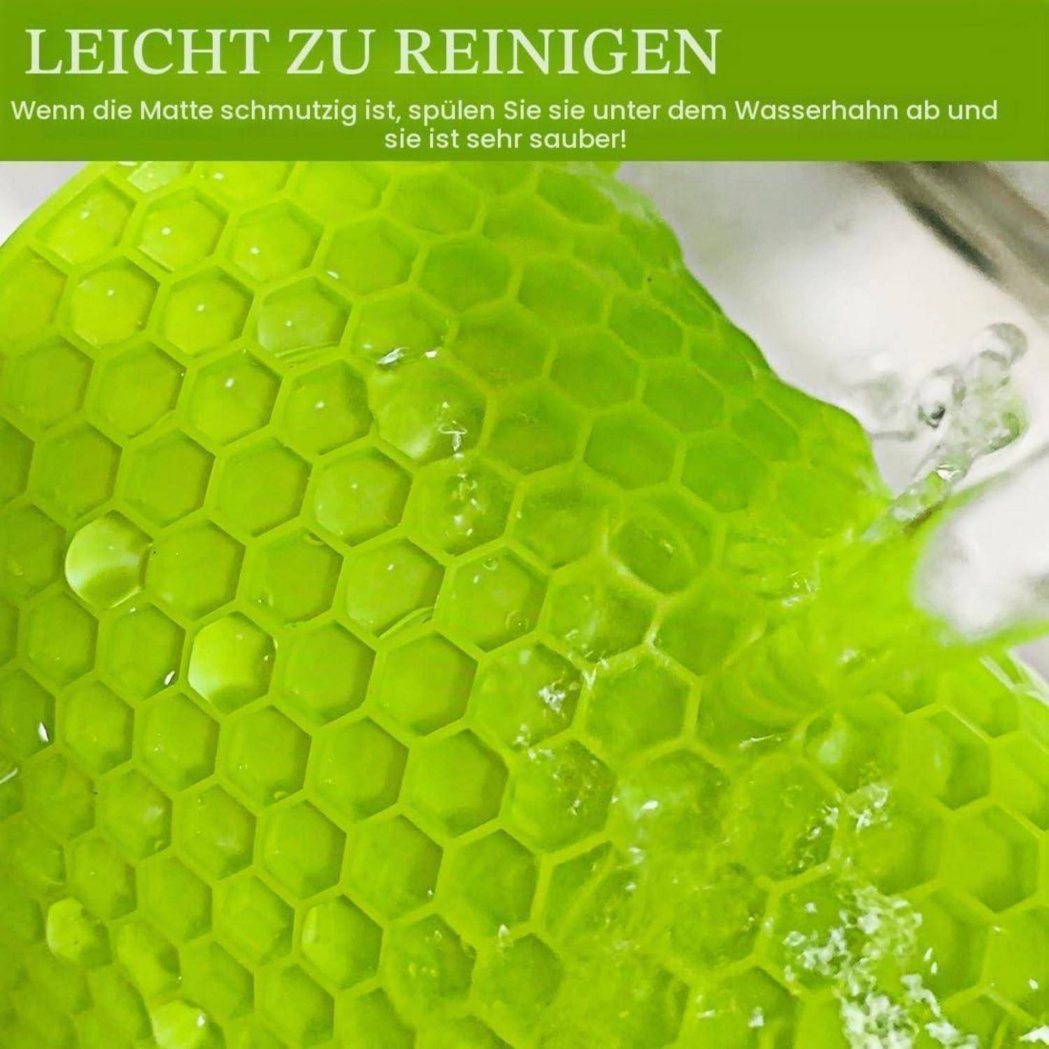 Grüne Wabenmustermatte wird unter fließendem Wasser gespült, mit deutschem Text, der besagt, dass sie leicht zu reinigen ist und in der Spüle gewaschen werden kann.