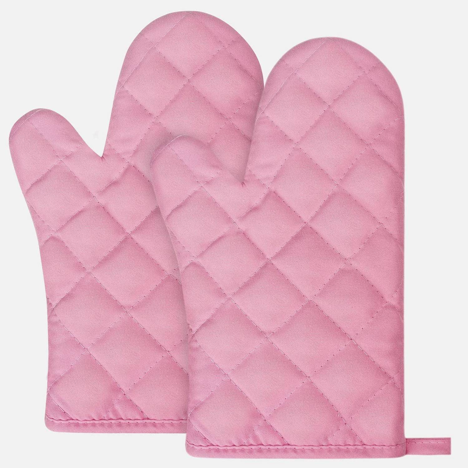 Rosa gesteppte Ofenhandschuh mit Aufhängeschlaufe, frontal auf weißem Hintergrund dargestellt.