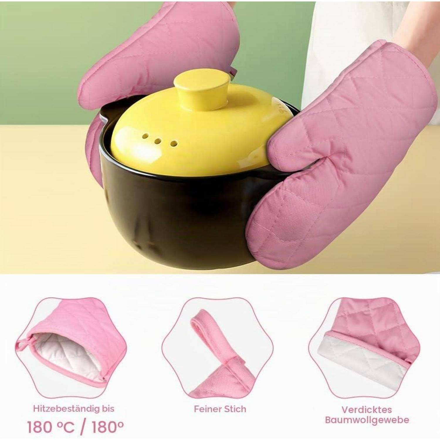 Rosa isolierte Ofenhandschuhe halten einen heißen schwarzen Topf mit gelbem Deckel; darunter zeigen drei Beschriftungen Hitzebeständigkeit bis 180°C, feines Nähen und dicke Baumwollauskleidung.