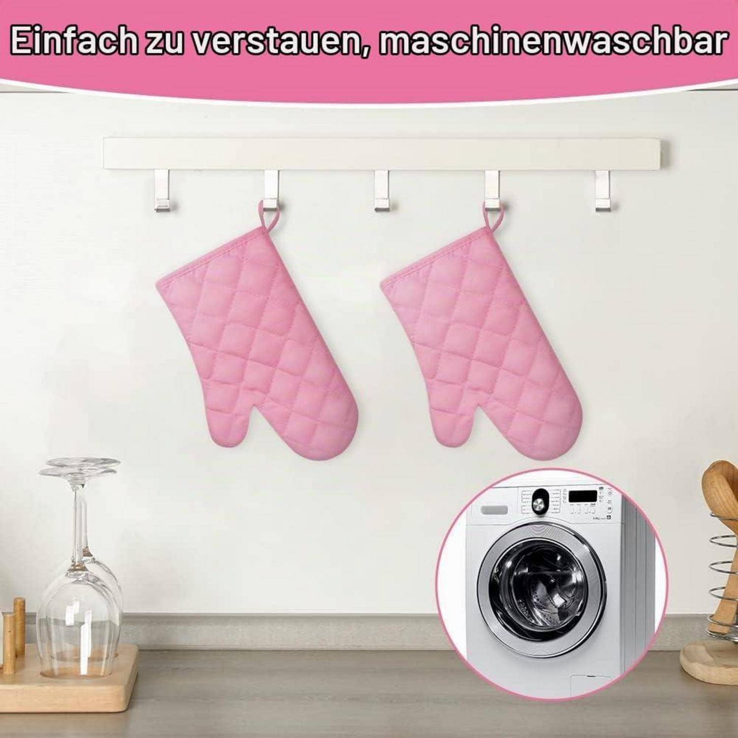 Rosa gesteppte Ofenhandschuhe hängen an einem weißen Wandregal; Detailansicht zeigt eine Waschmaschine mit Frontlader und deutschen Text „Leicht zu lagern, maschinell waschbar