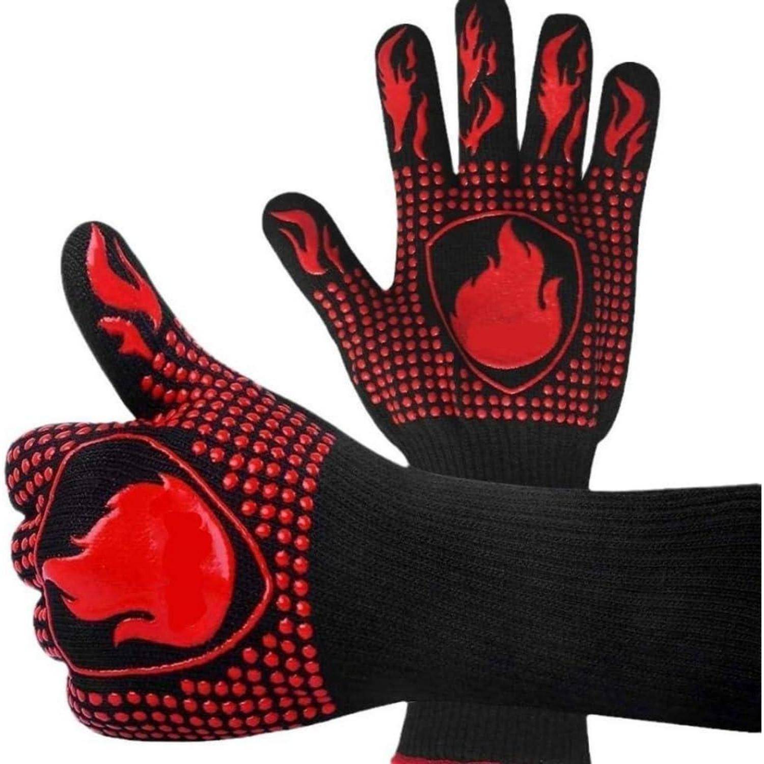 Paar schwarze und rote griffige Arbeitshandschuhe mit Flammendesign, gezeigt auf Handfläche und Rückseite, wahrscheinlich zum Greifen oder Schutz.