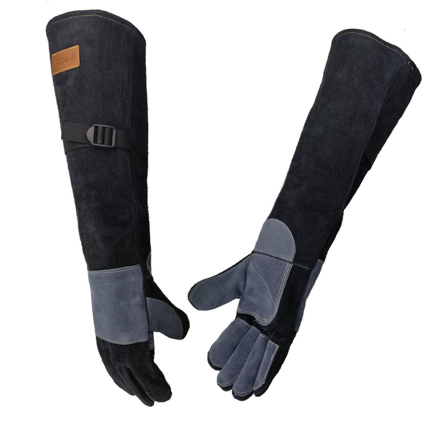 Paar lange schwarze Handschuhe mit grau gepolsterten Handflächen und einem Handgelenksriemen, von vorne und hinten auf weißem Hintergrund gezeigt.