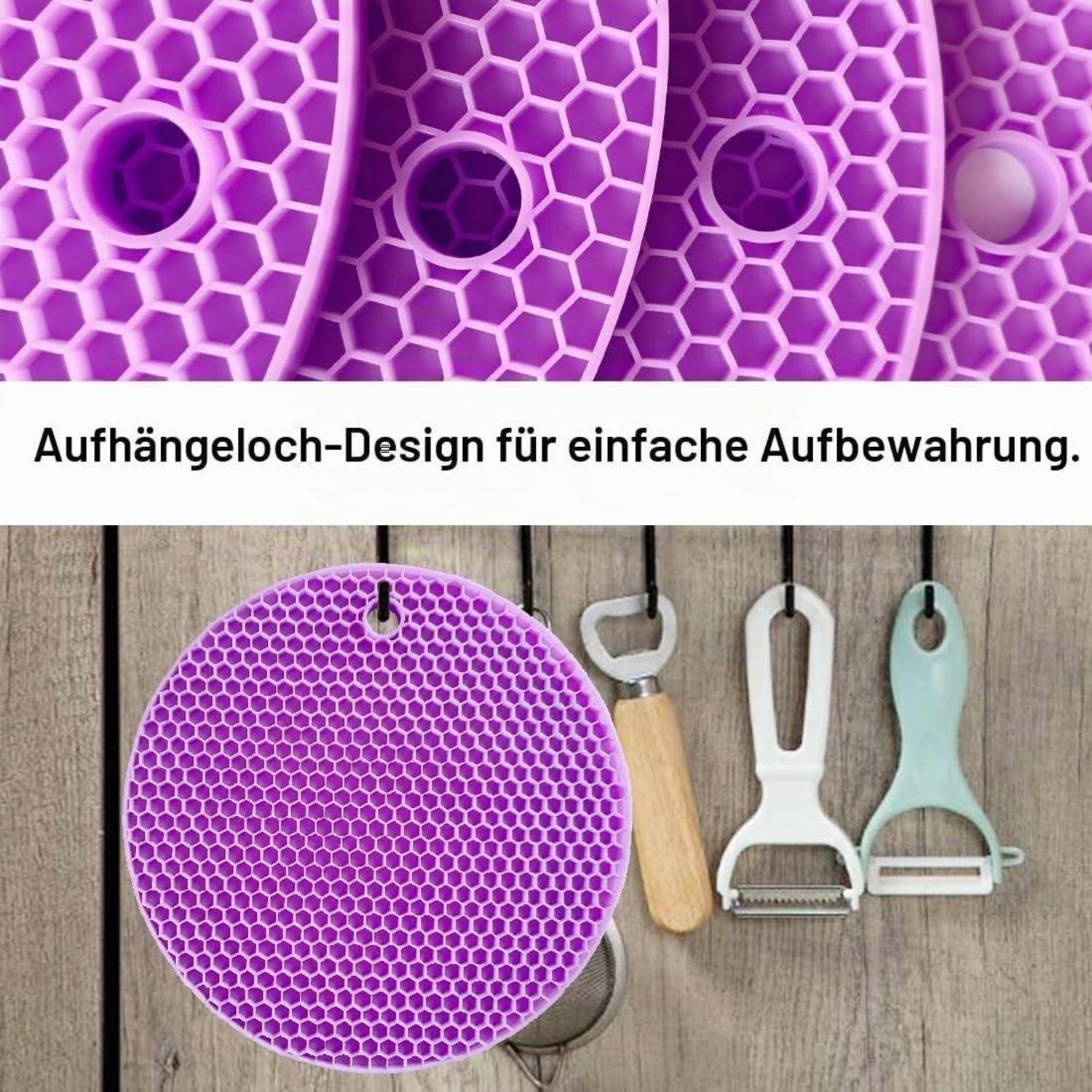 Violettes kreisförmiges Küchenwerkzeug mit Aufhängeloch, das neben Schälern an einer Holzoberfläche hängend gezeigt wird; deutscher Text sagt „Aufhängeloch-Design für einfache Aufbewahrung.