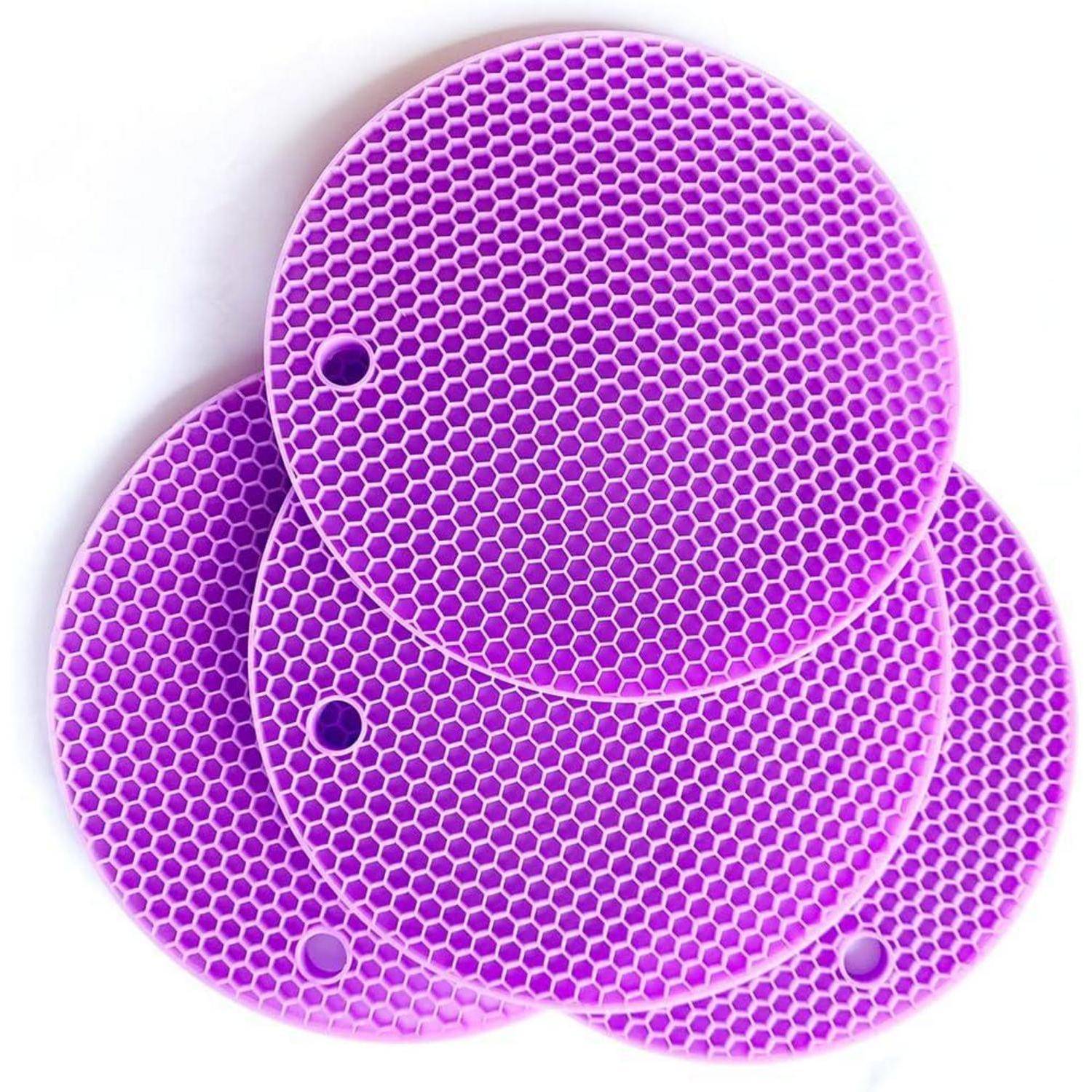 Drei übereinander liegende violette Sechseck-gemusterte Netzscheiben mit kleinen Löchern, auf weißem Hintergrund dargestellt.