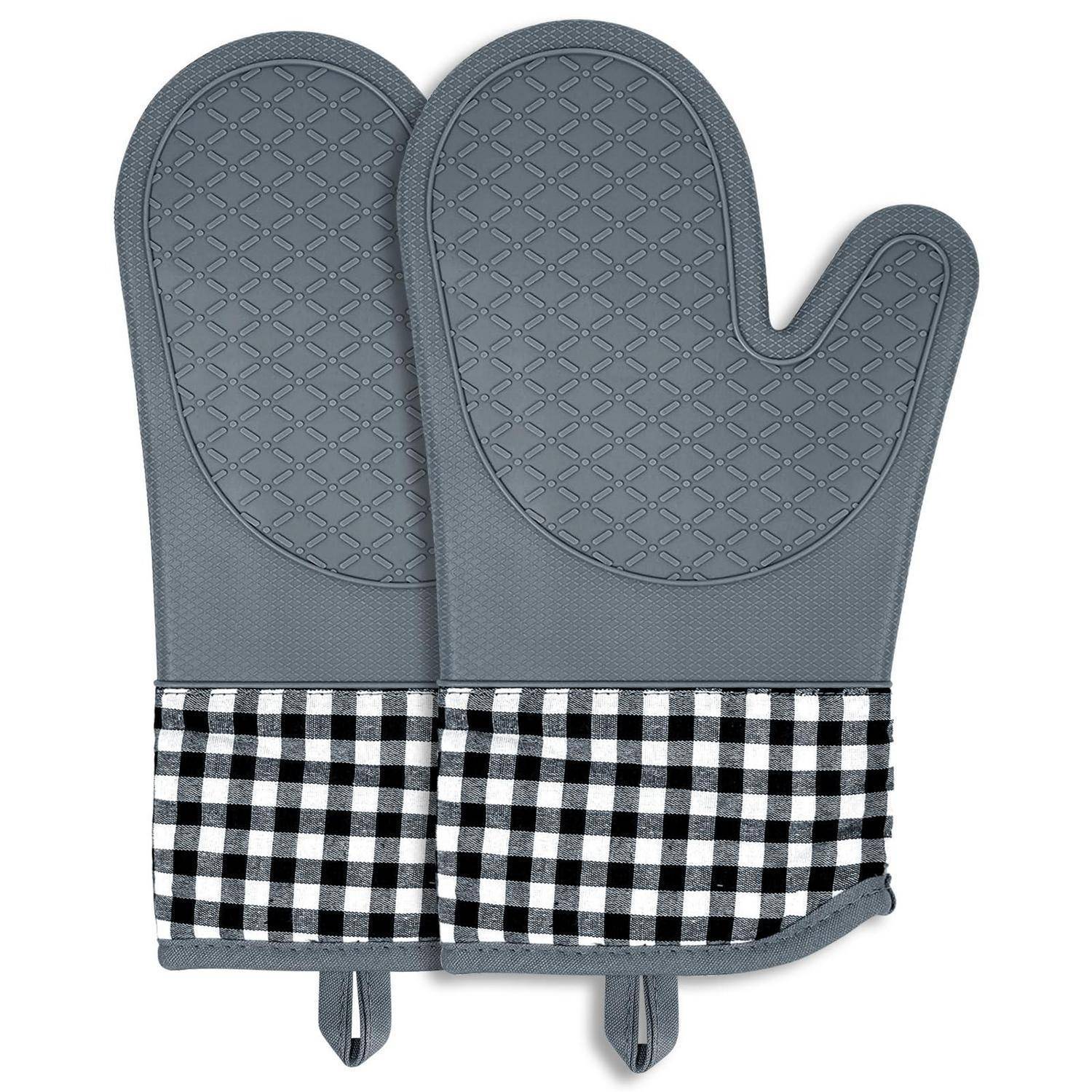Ein Paar graue Ofenhandschuhe mit schwarz-weiß karierten Manschetten, nebeneinander dargestellt.