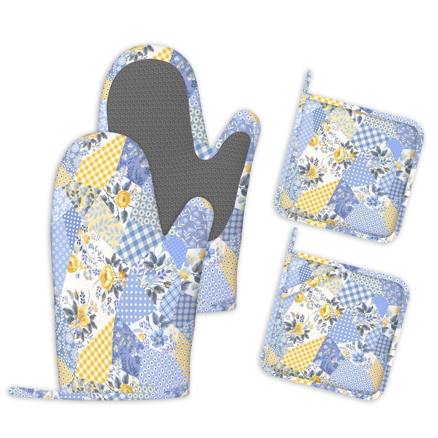 Patchwork-Topflappen-Set in Blau, Gelb und Blumenmuster, bestehend aus zwei Quadrat-Topfuntersetzer.
