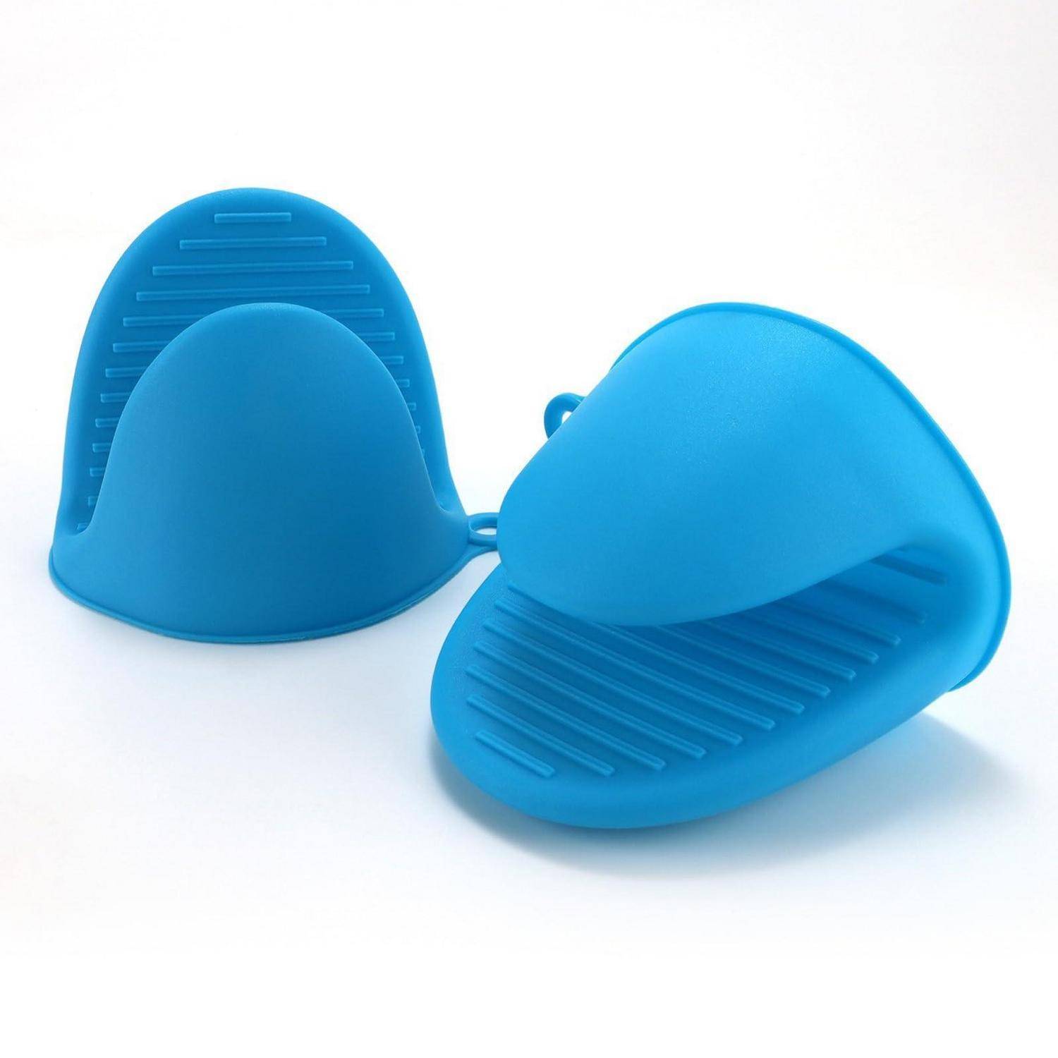 Zwei blaue Silikon-Ofenhandschuhe mit gerippten Griffoberflächen, einer aufrecht stehend und einer offen auf weißem Hintergrund liegend.