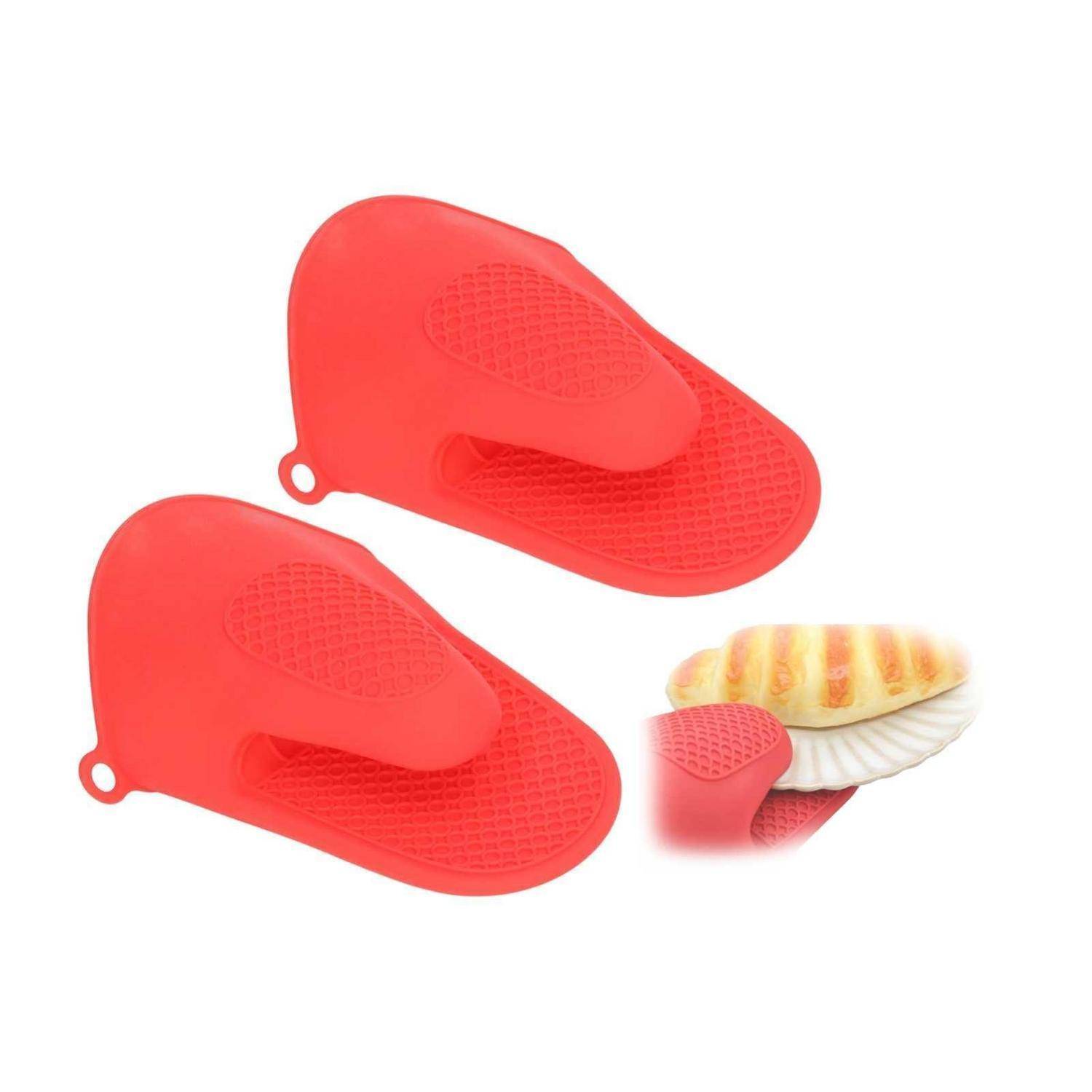 Zwei rote Silikon-Ofenhandschuhe/Topflappen werden mit einer Hand gezeigt, die ein heißes muschelförmiges Gebäck hält, um den Wärmeschutz zu demonstrieren.