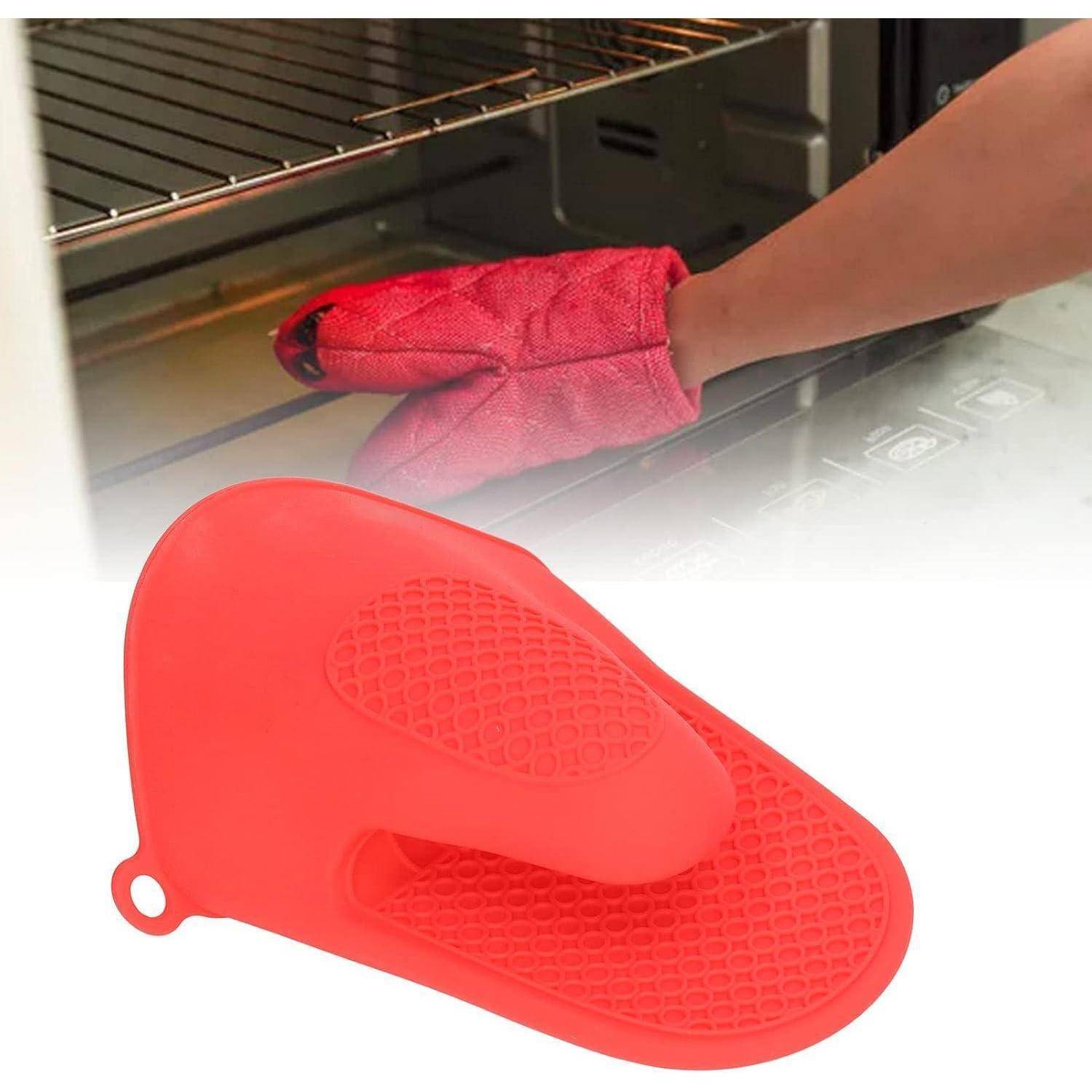 Rote Silikon-Ofenhandschuh, der ein heißes Tablett greift, mit einem passenden roten Ofenhandschuh im Vordergrund.