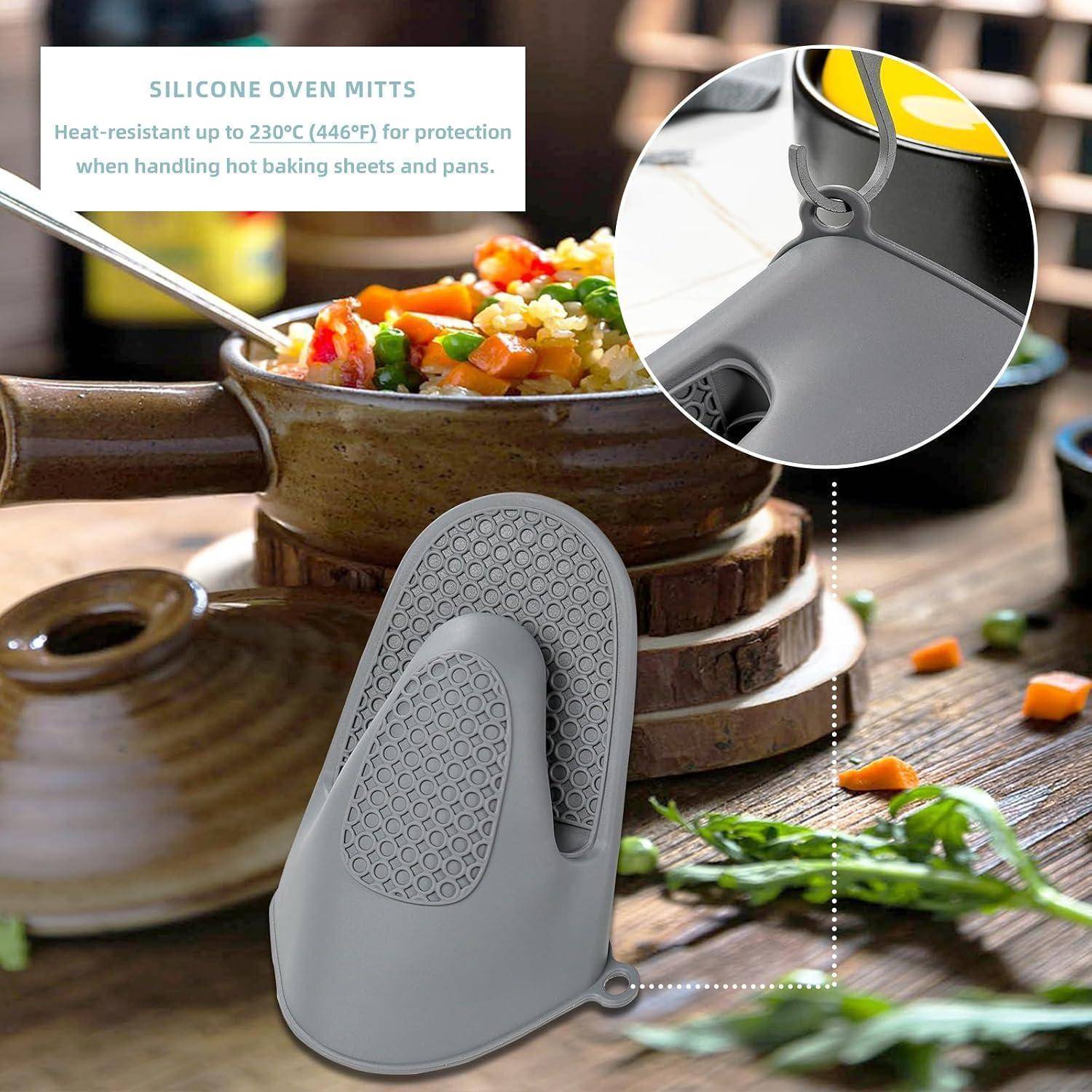 Graue Silikon-Ofenhandschuhe, die Hände vor heißem Kochgeschirr schützen; eine Vergrößerung zeigt die Aufhängeschlaufe und das hitzebeständige Design.